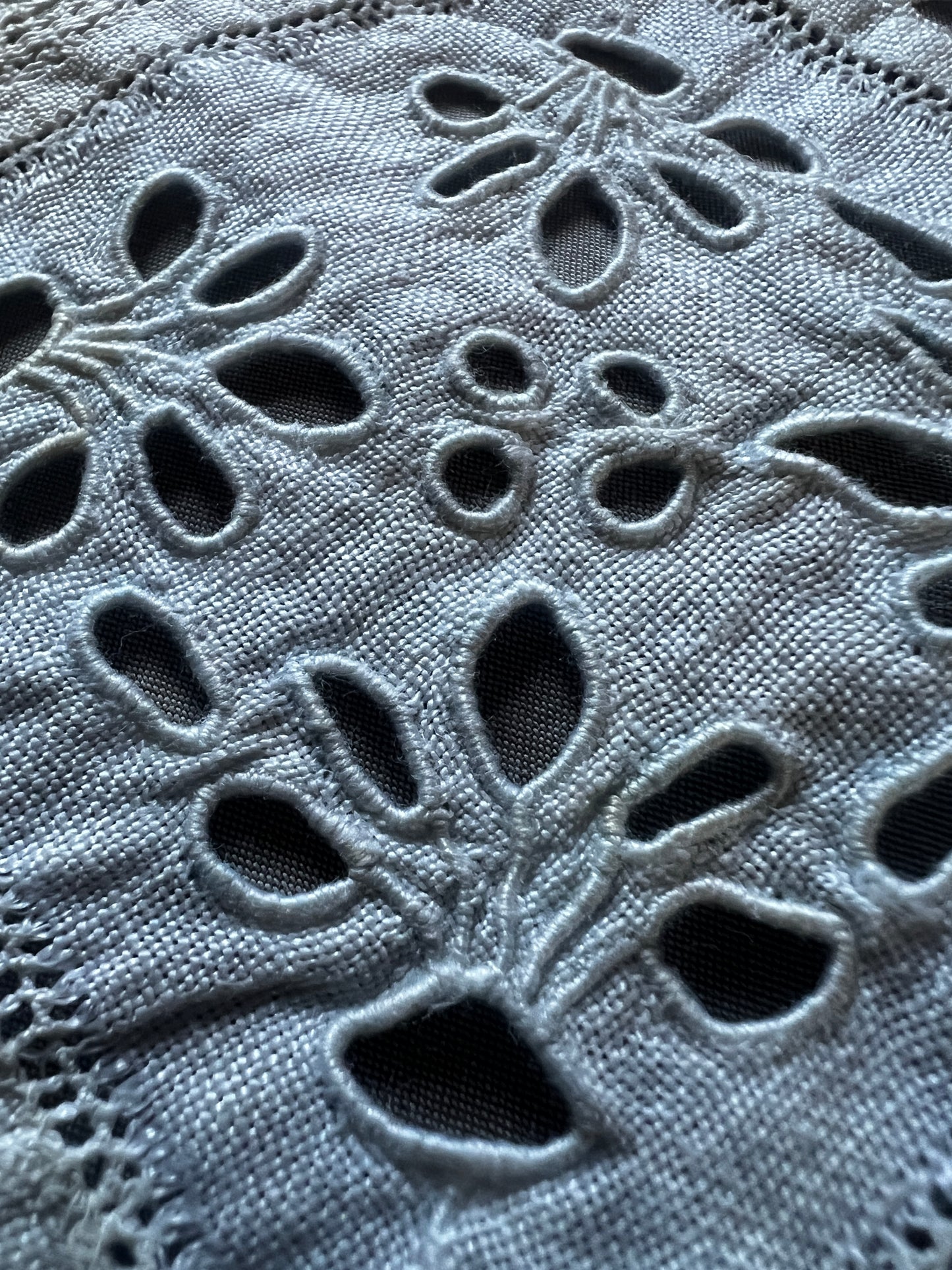 レースと刺繍のミニクロス