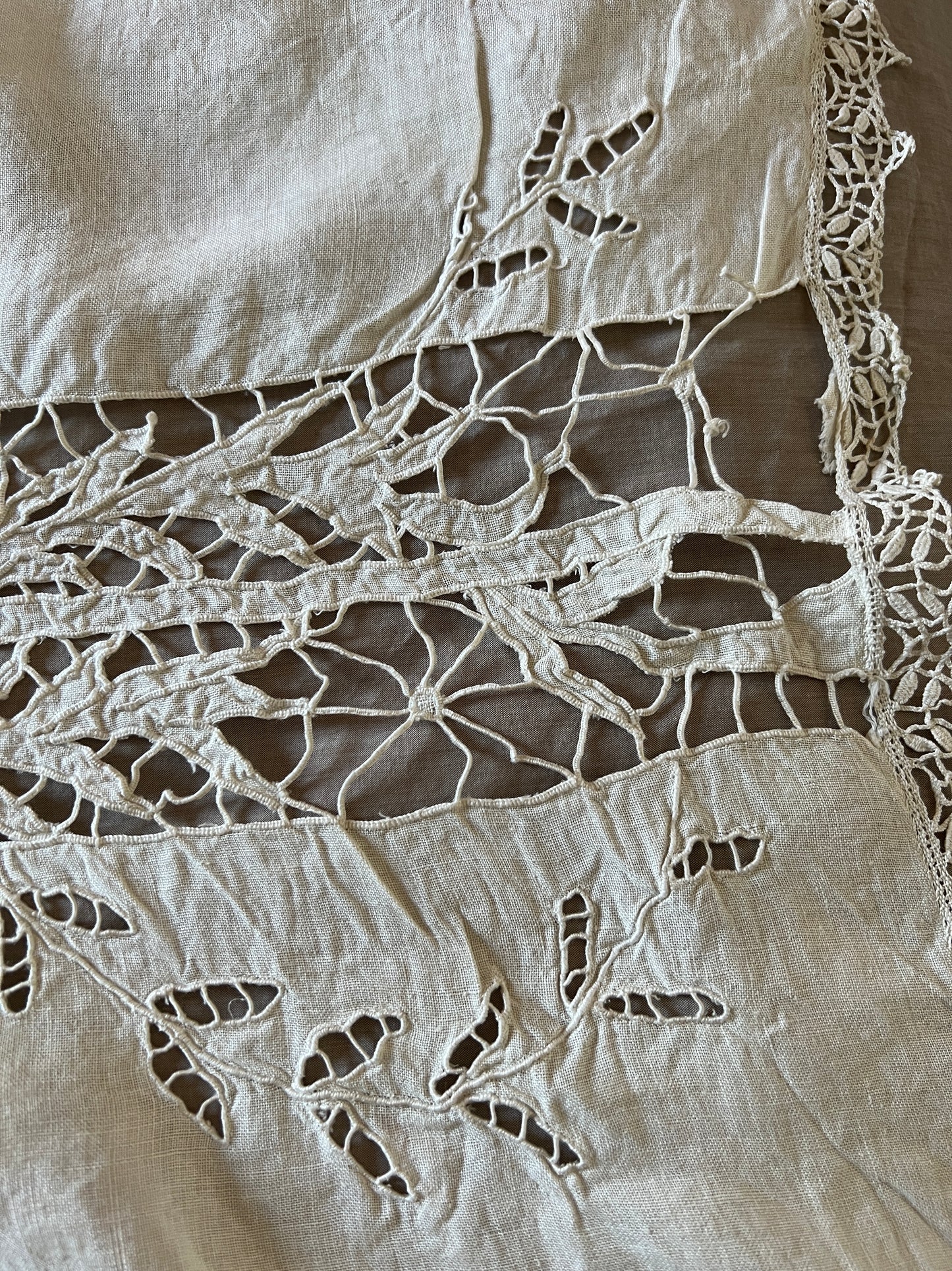 レースと刺繍のクロス