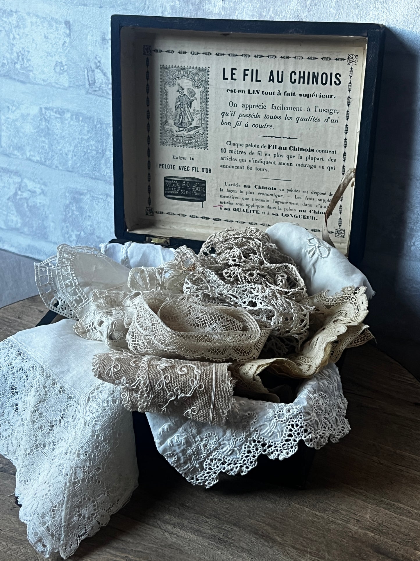 古い糸木箱とアンティークレースセット