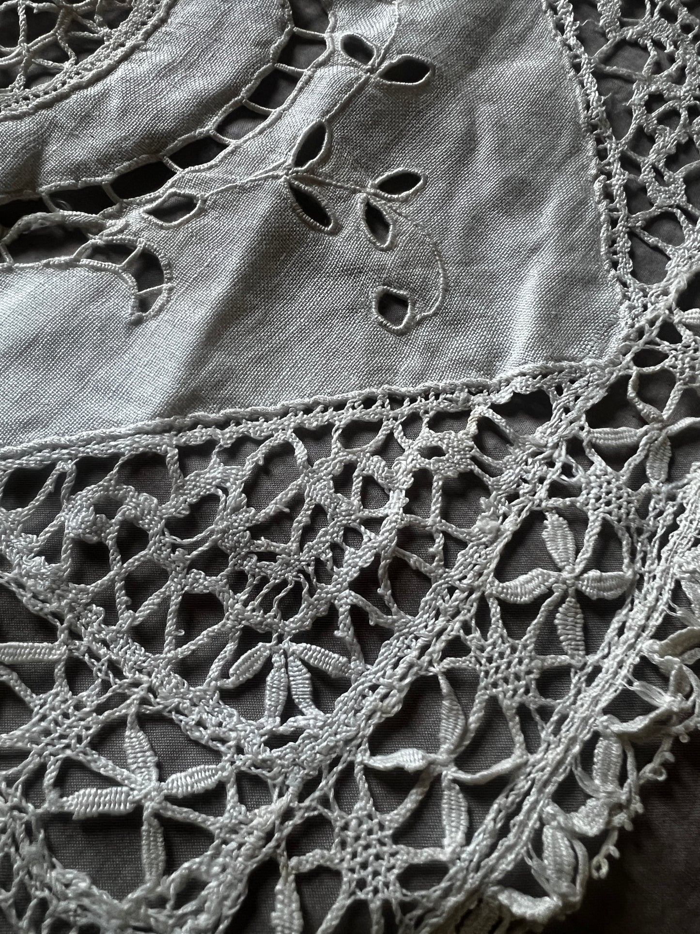 レースと刺繍のミニカーテン