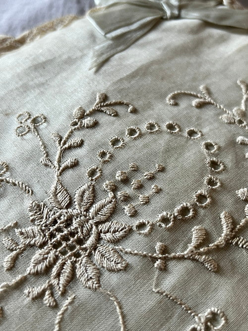 サテン刺繍ハンキーケース