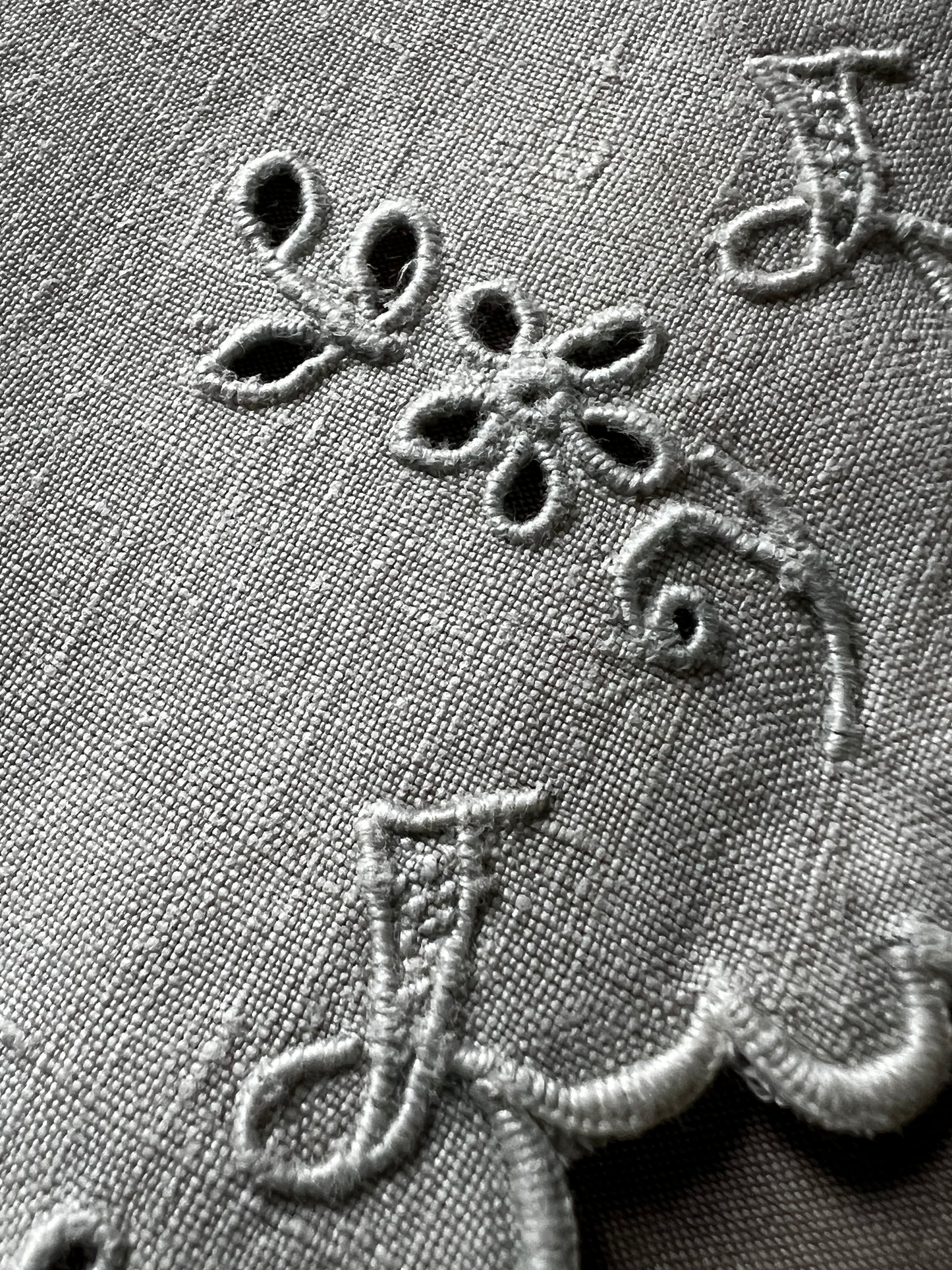 モノグラム刺繍リネンクロス