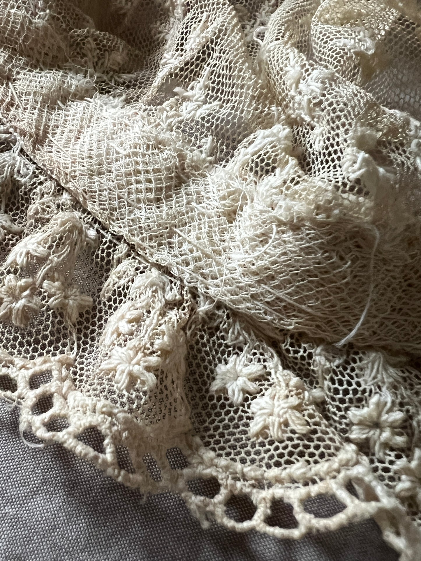 チュール刺繍レースのボネ