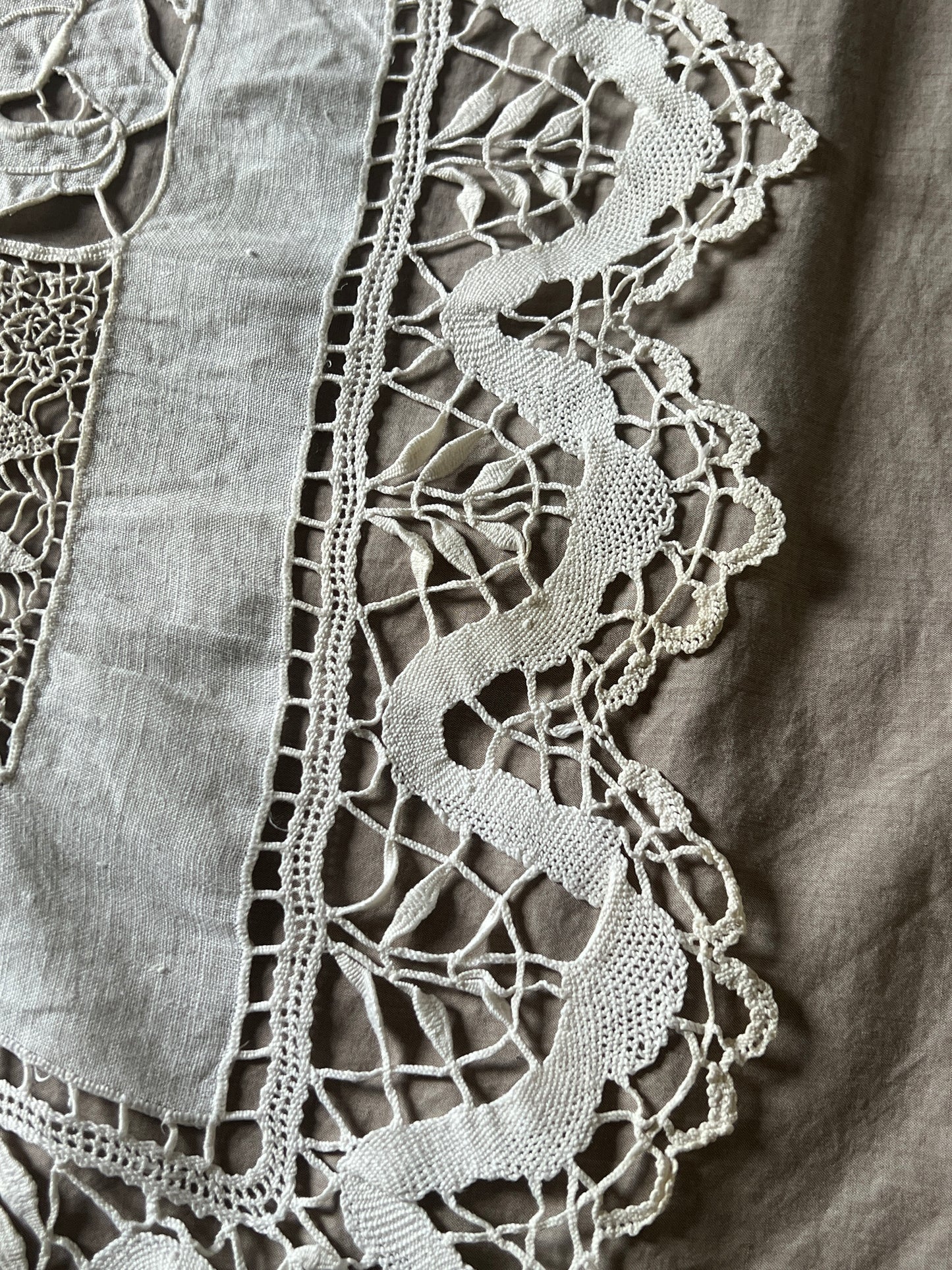 レースと刺繍の大判クロス