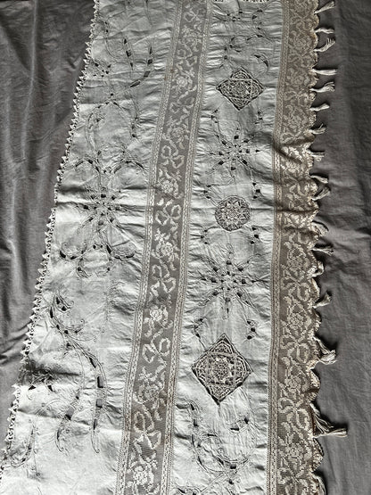 刺繍とレースの飾り布