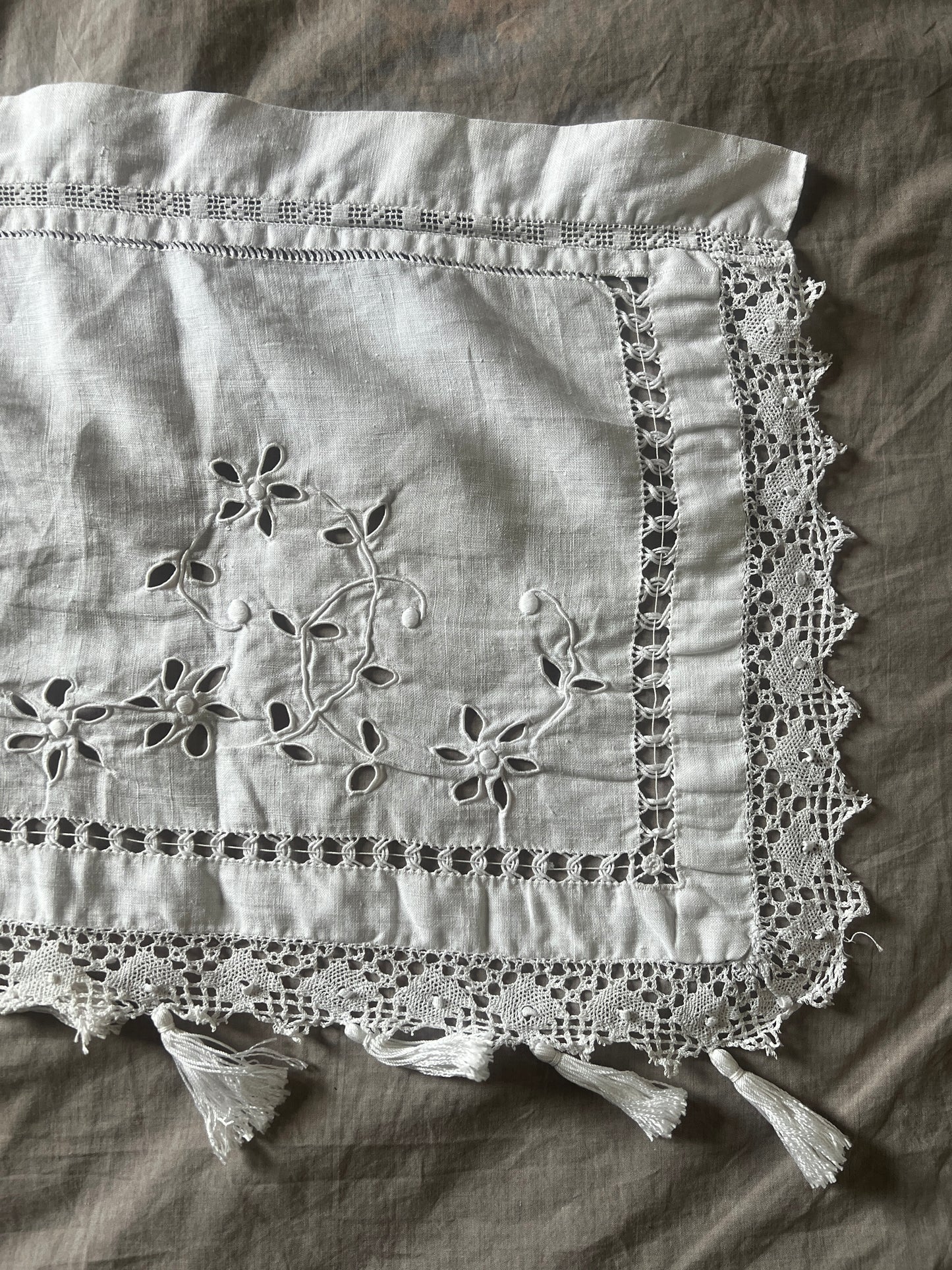 刺繍とレースの棚飾り