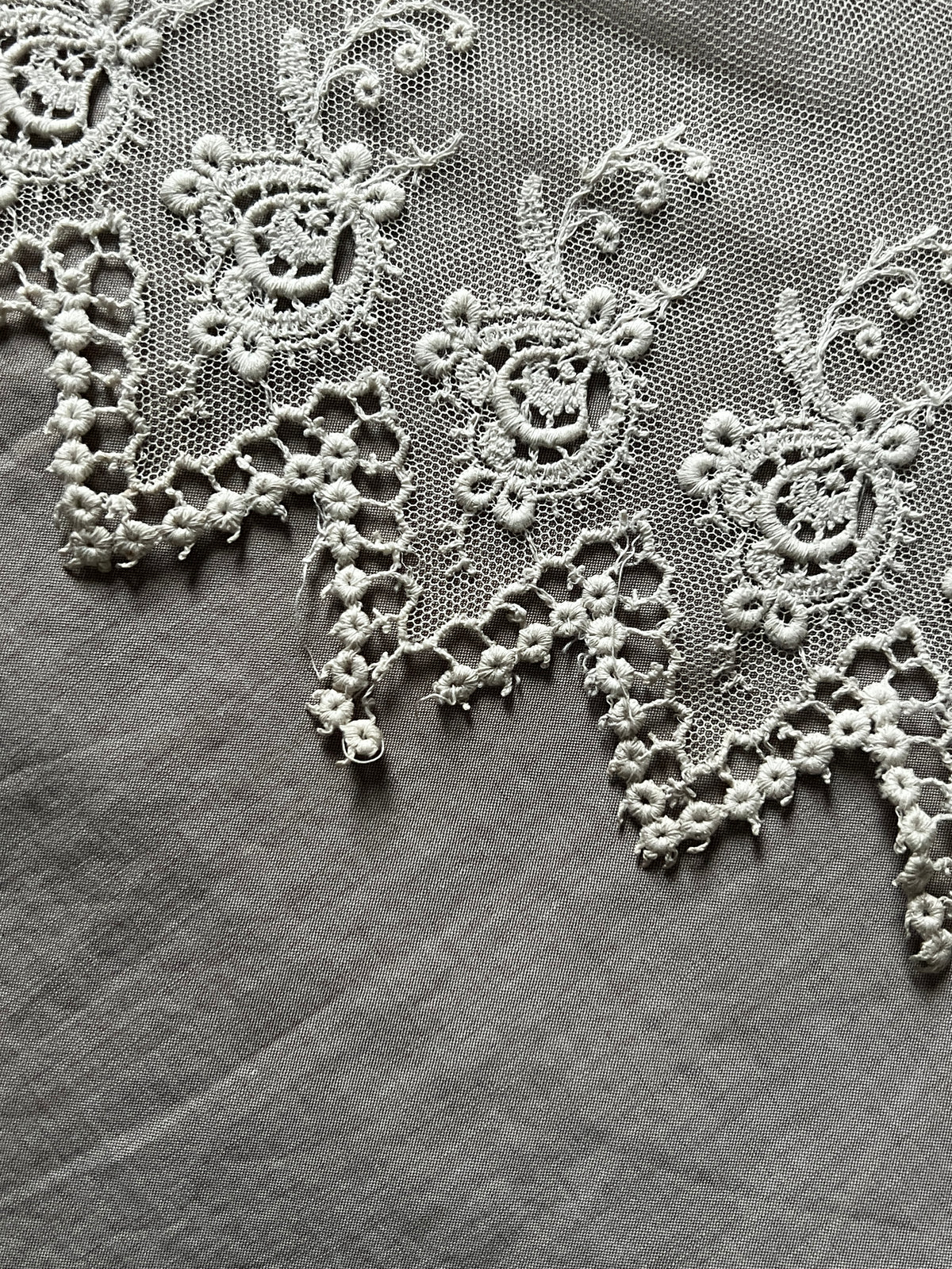 チュール刺繍レース