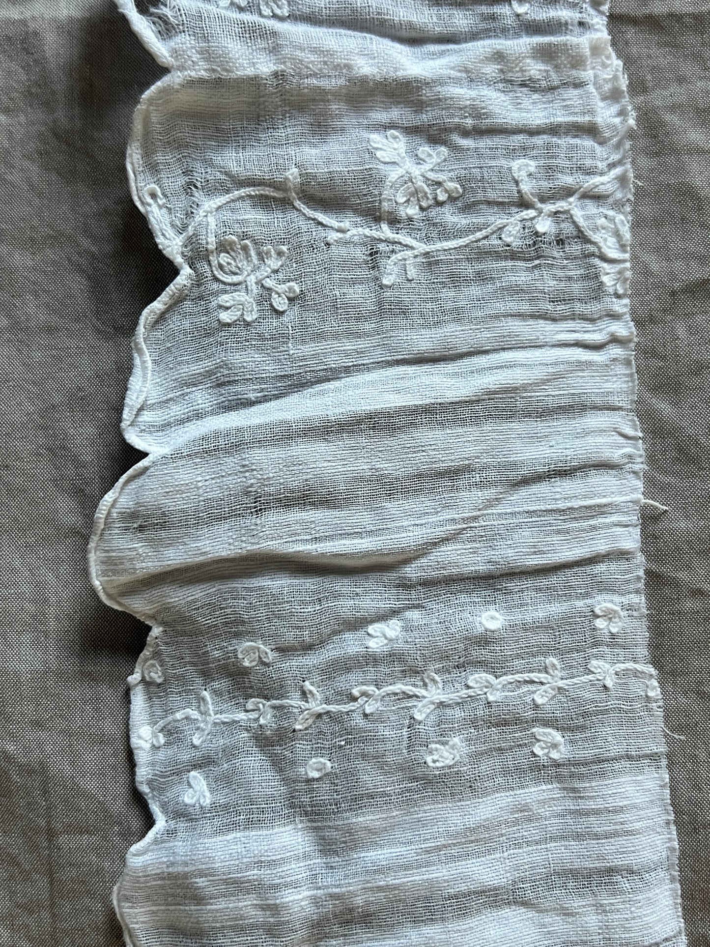 刺繍入り裾飾り布(ダメージ)