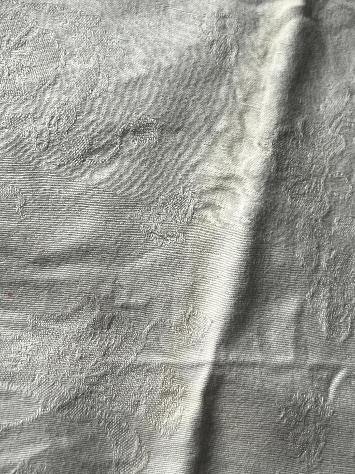 モノグラム赤糸刺繍リネンクロス