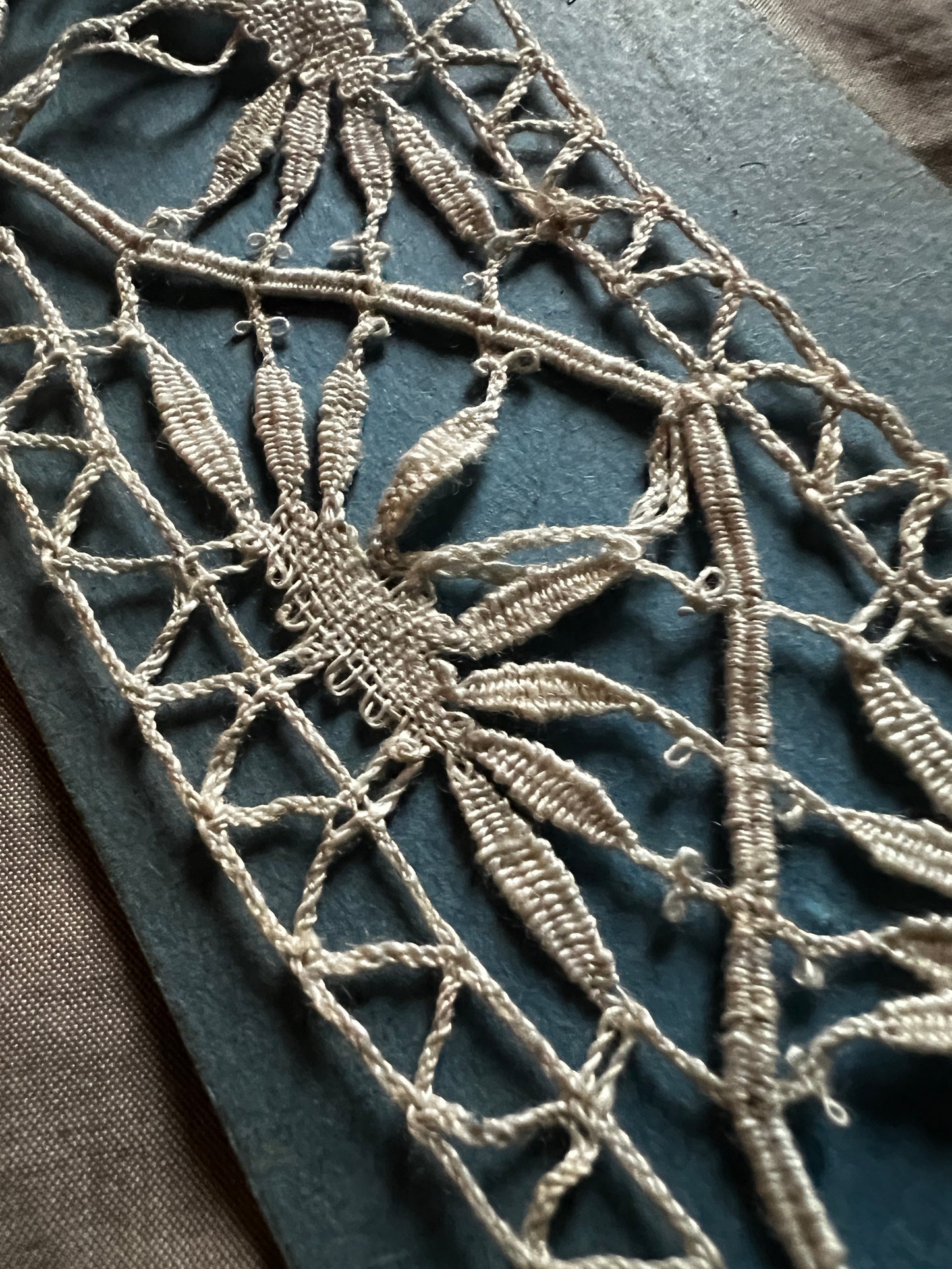 台紙巻きボビンレース