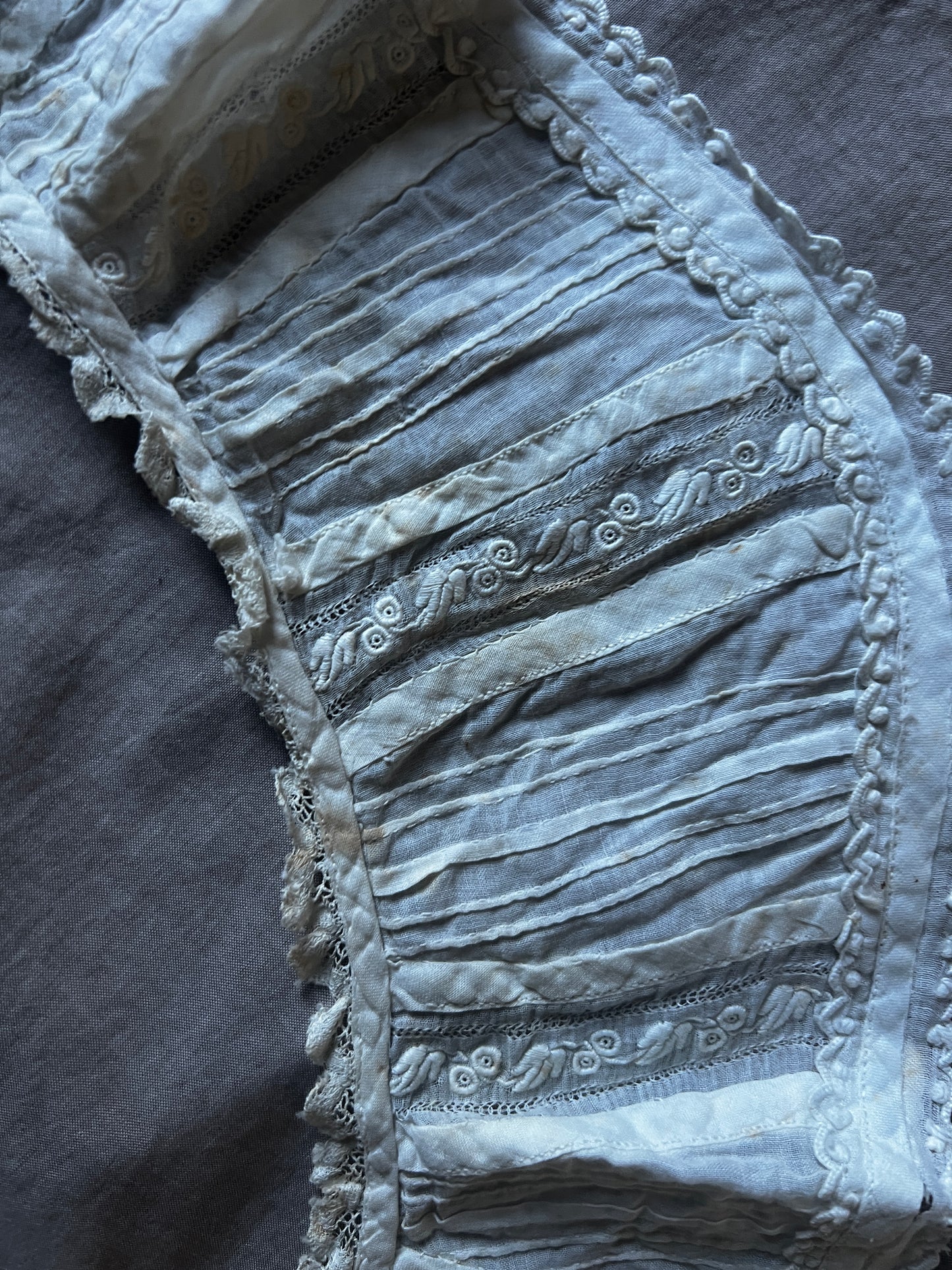 レースと刺繍の飾り布