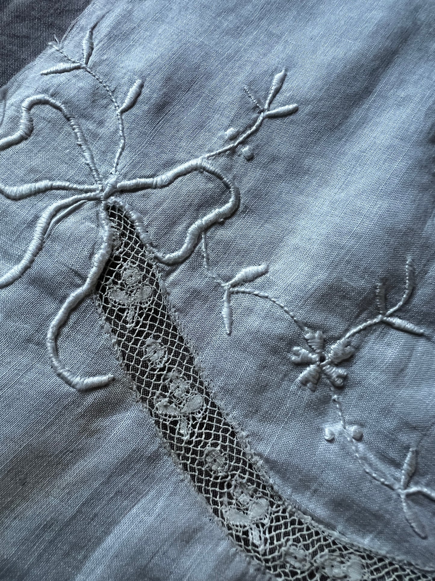 白刺繍とレースの端布