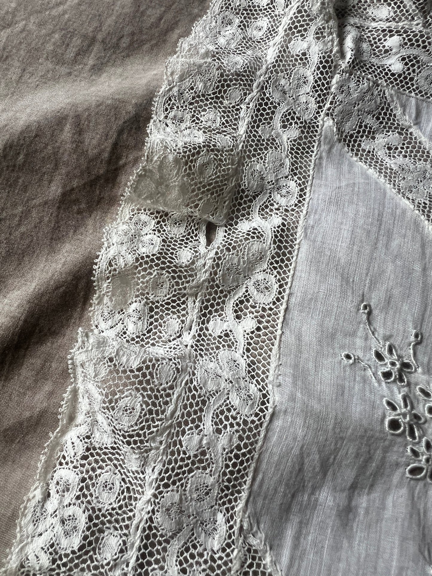 刺繍とレースの飾り布