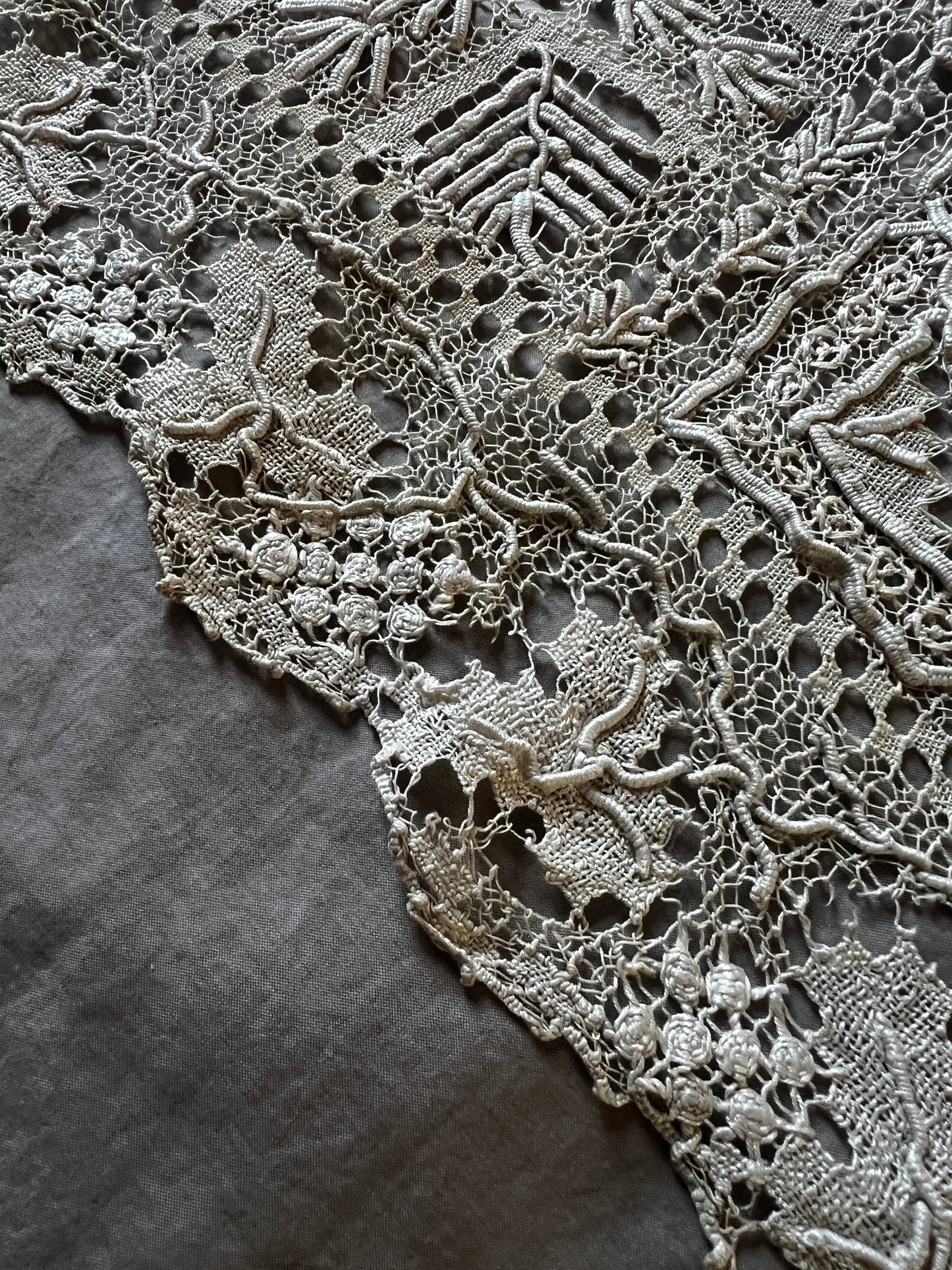 フィレレースの正方形クロス