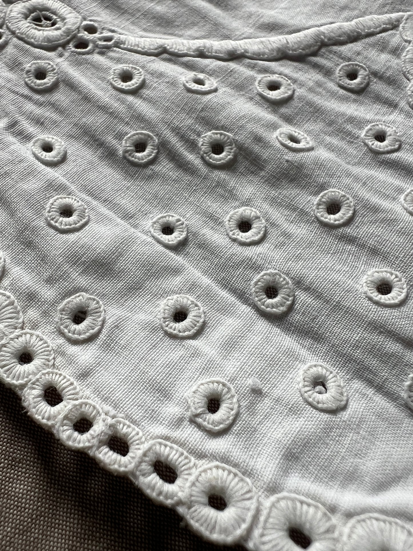 白刺繍ドレス裾