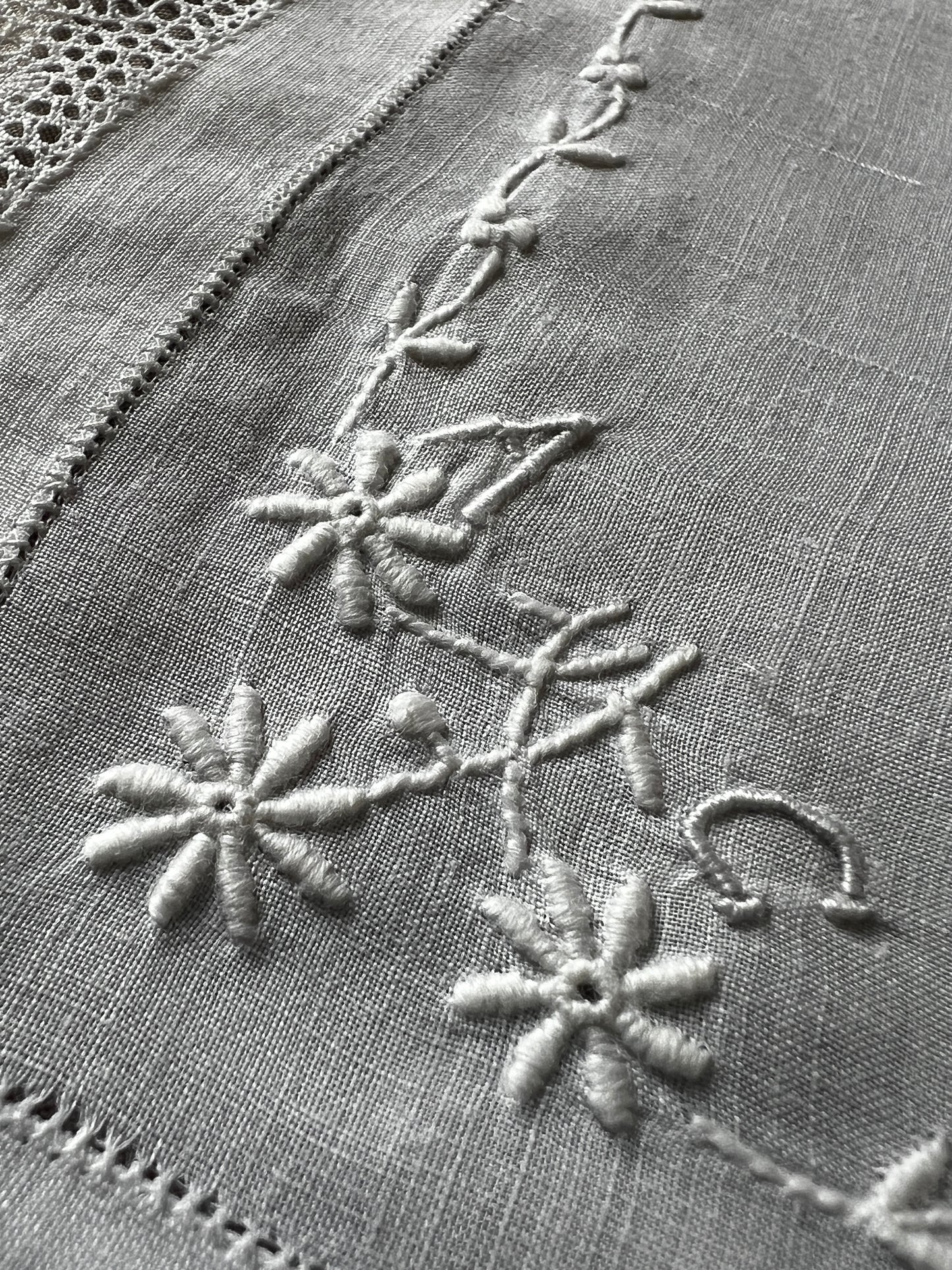 レースと刺繍のハンカチ