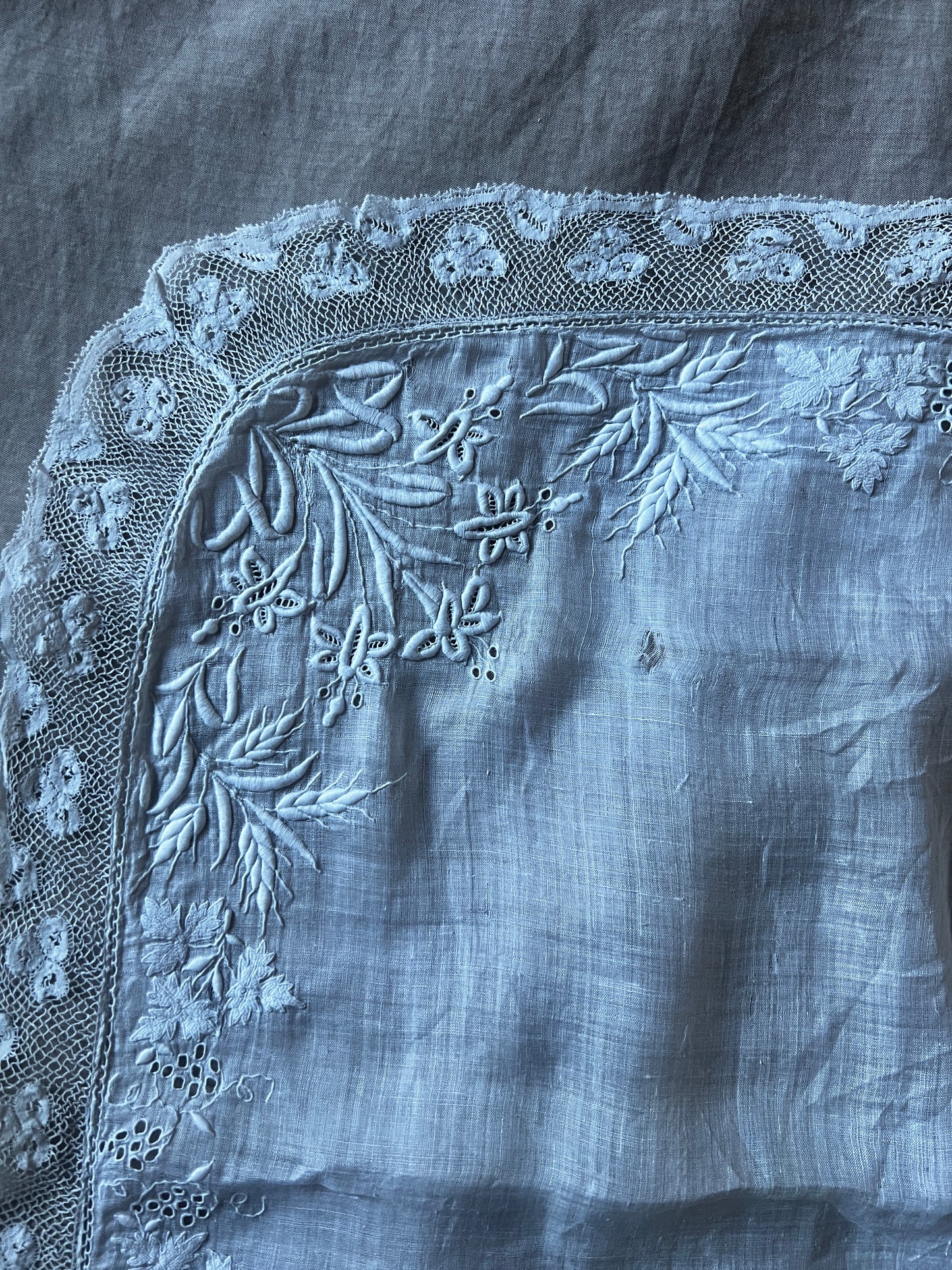 白刺繍のハンカチ(ダメージ)