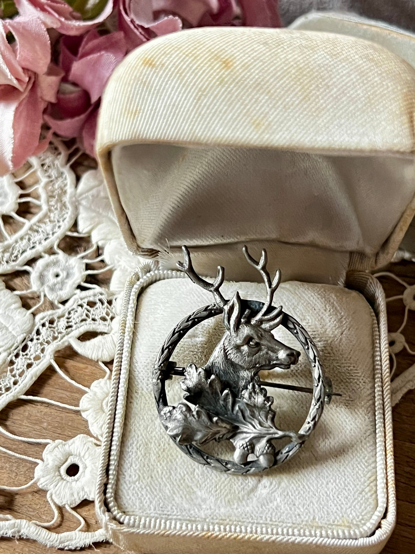 アンティークブローチ(牡鹿と木の実)