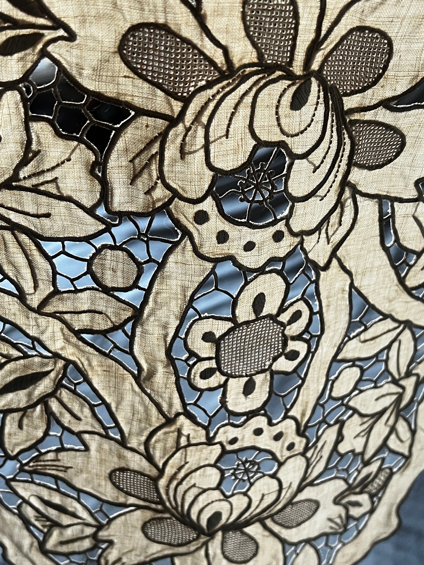 マデイラ刺繍の楕円形クロス