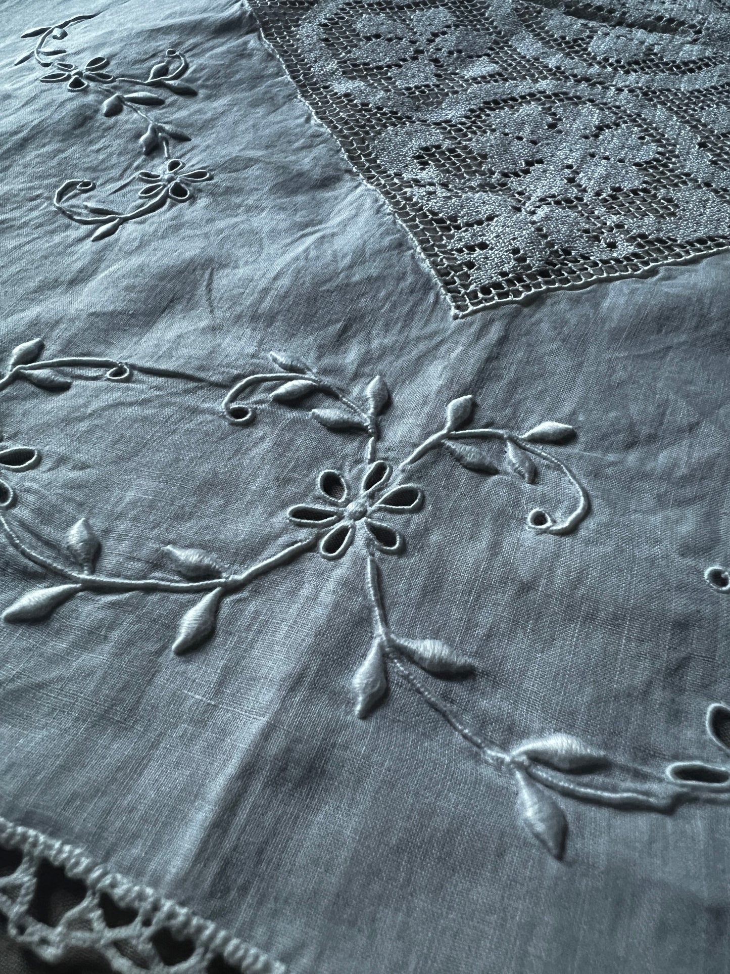 レースと刺繍の長方形クロス