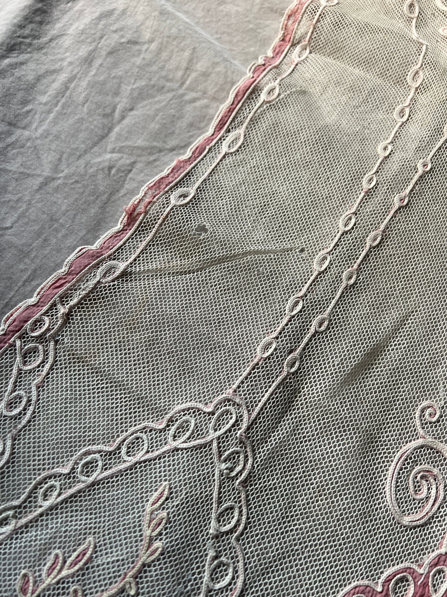 コルネリー刺繍のチュールカーテンペアセット