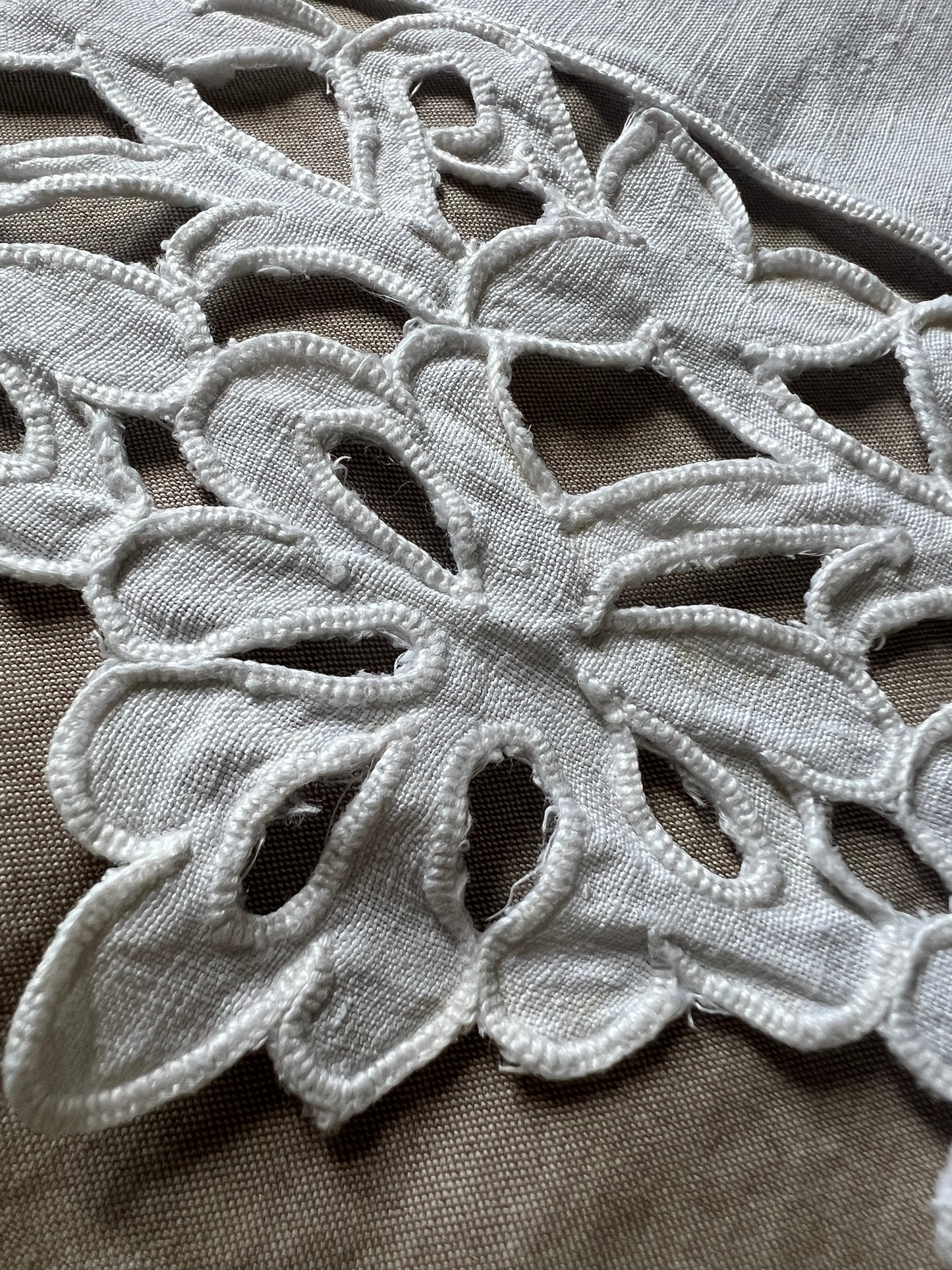 カットワーク刺繍クロス