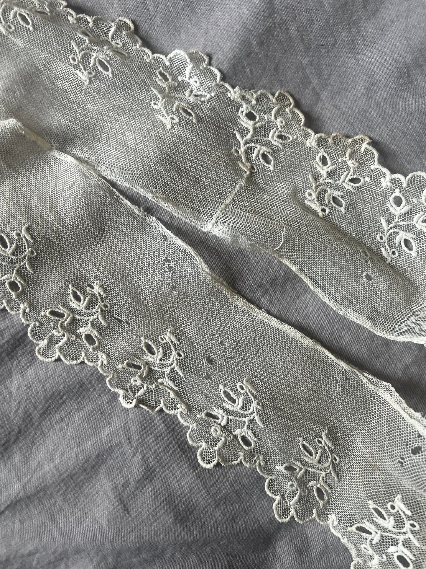 チュール刺繍レース