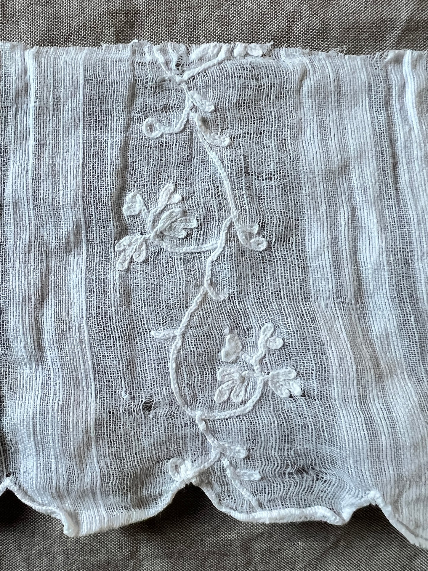 刺繍入り裾飾り布(ダメージ)
