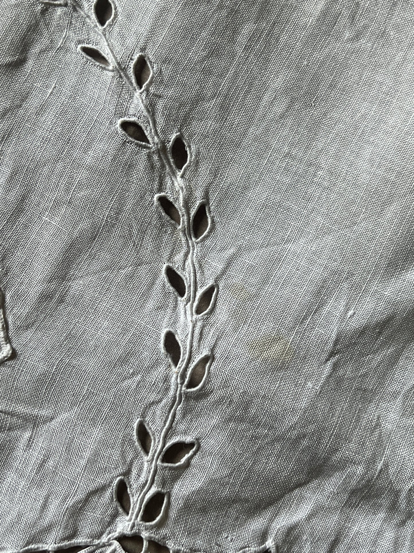レースと刺繍のクロス