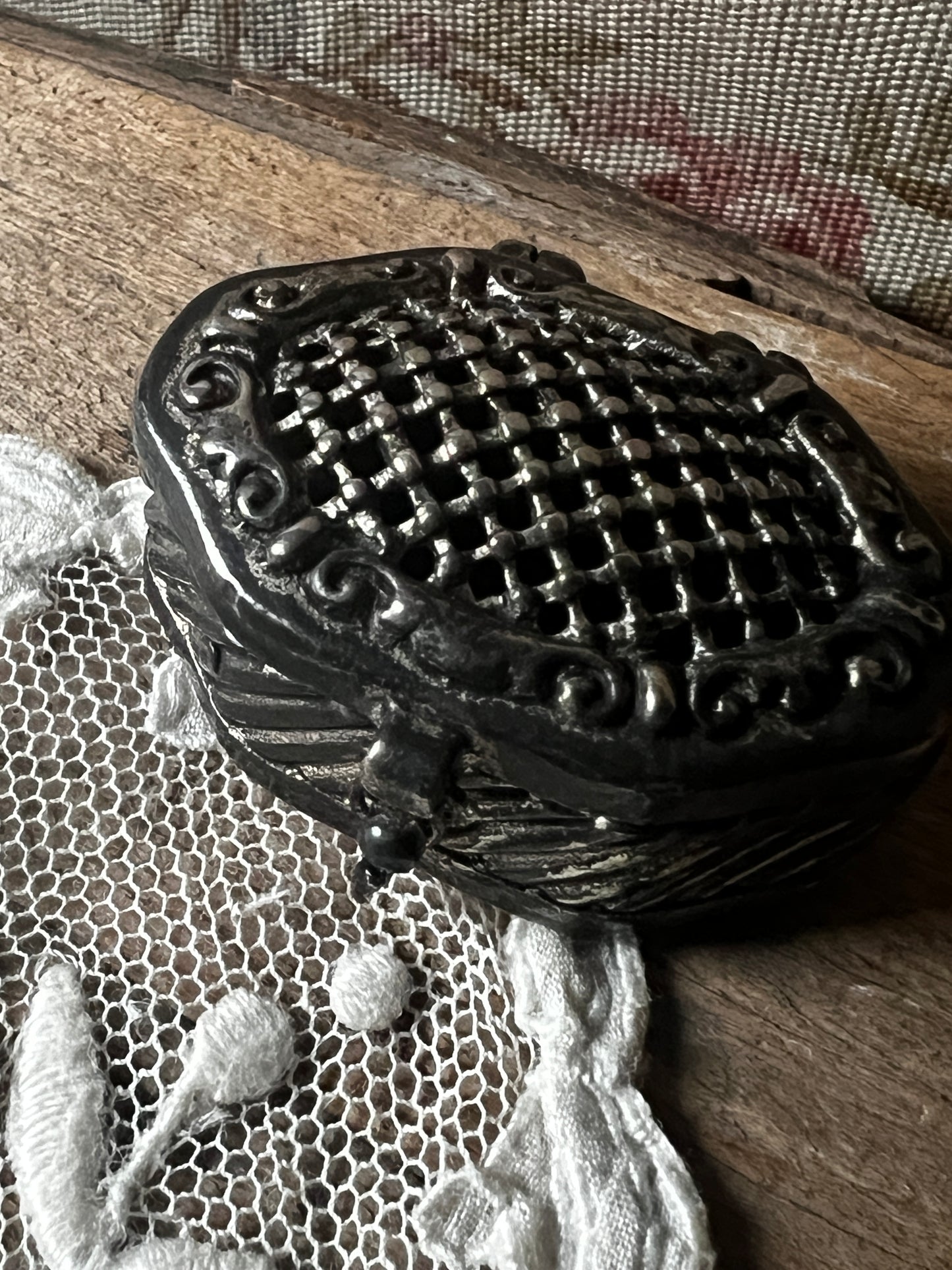 ★メタル製小物入れ