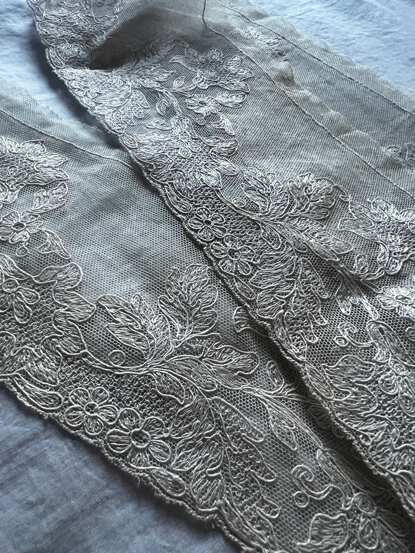 チュール刺繍レース