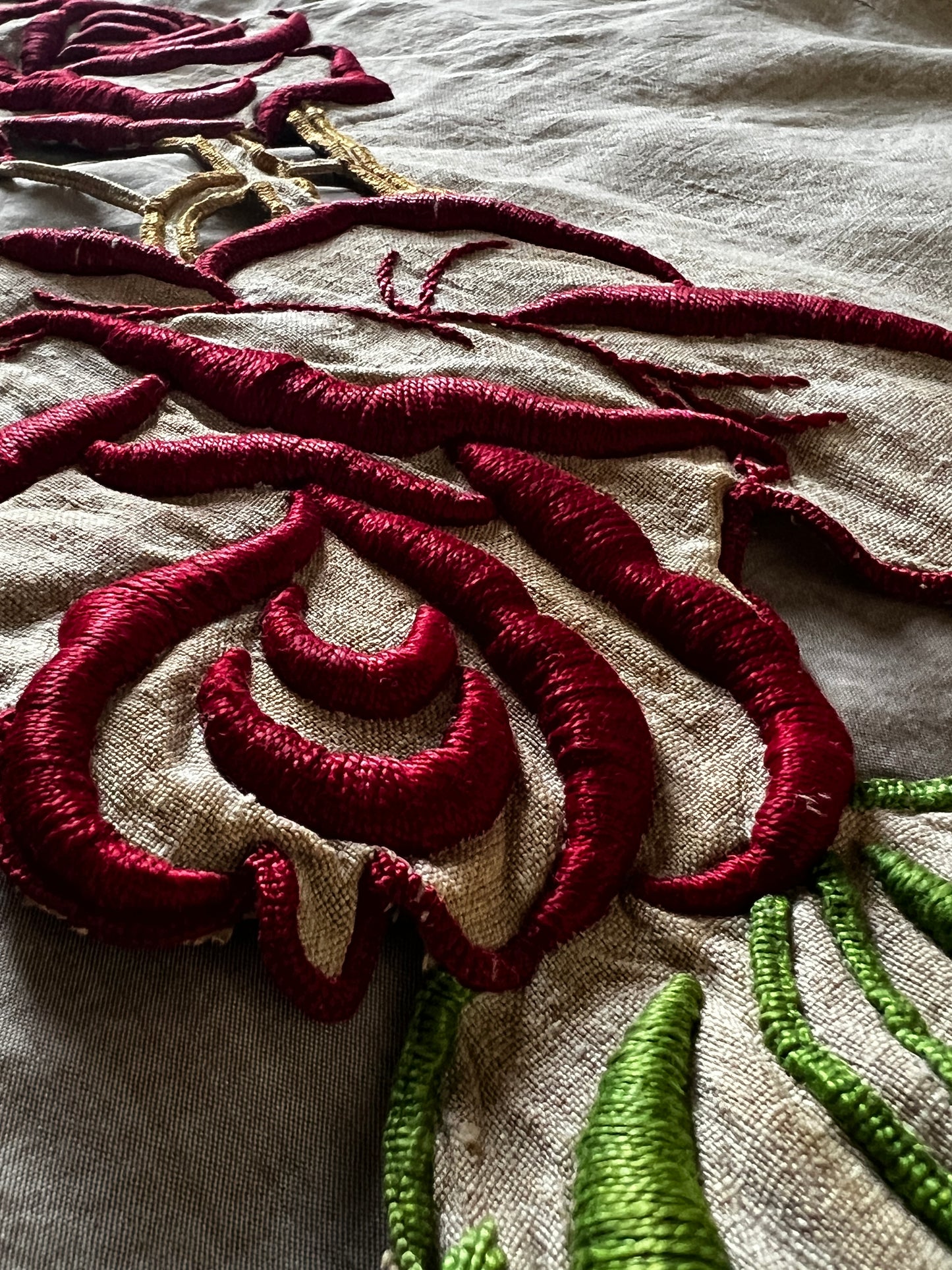 薔薇の刺繍の棚飾り