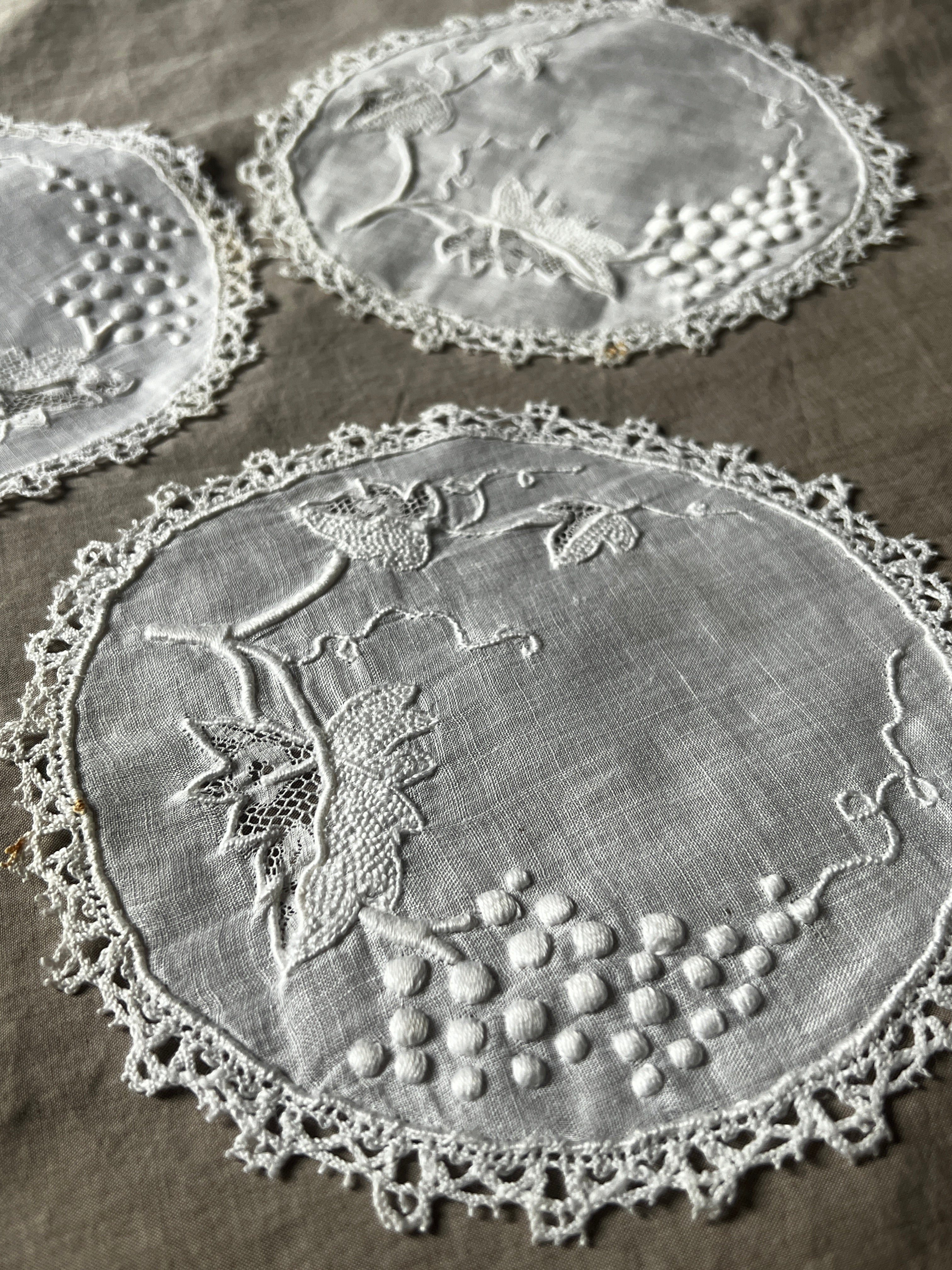 葡萄の刺繍のドイリーセット – France Antique 銀色アンティーク