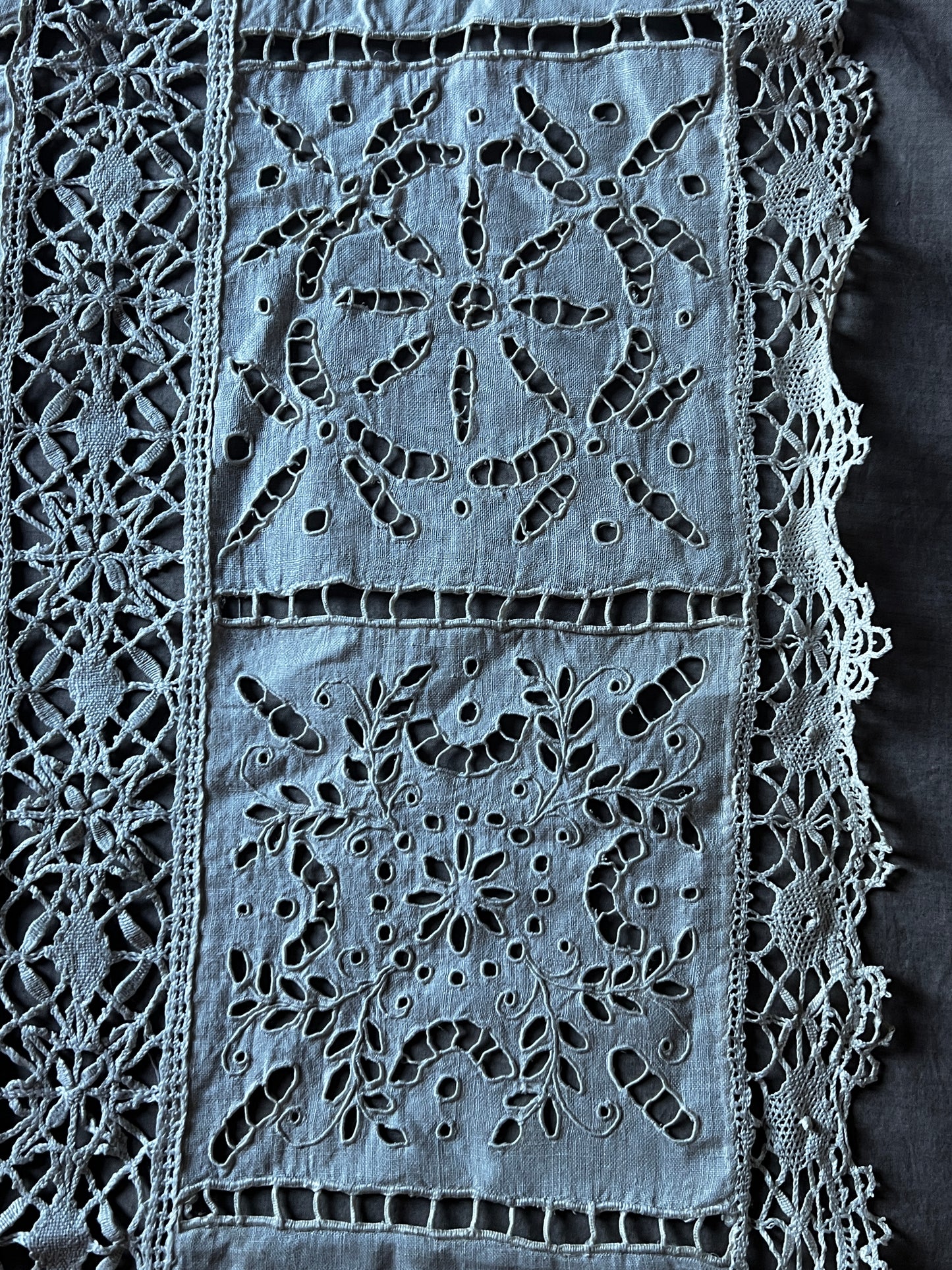 レースと刺繍のクロス