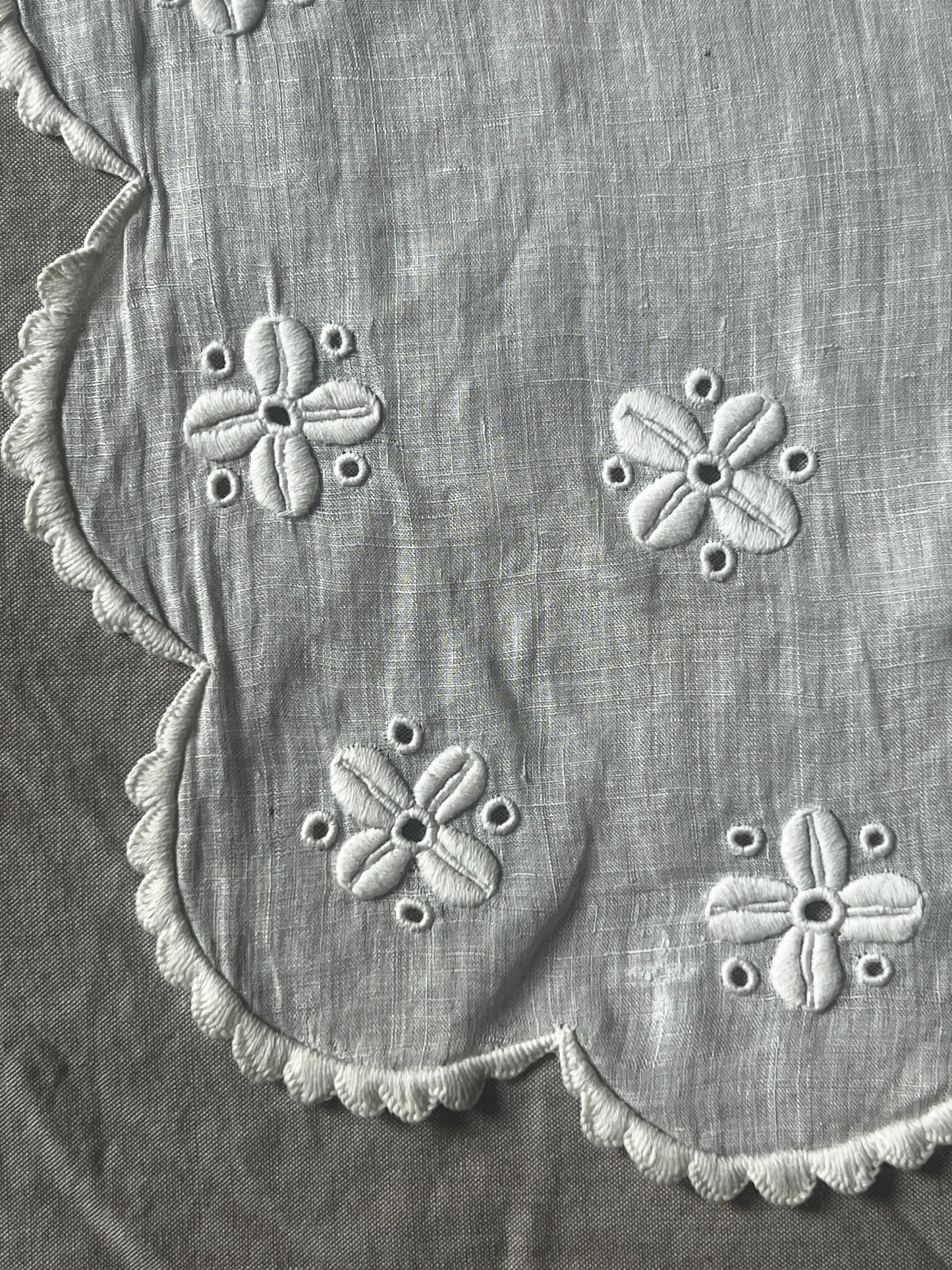 白刺繍のハンカチ