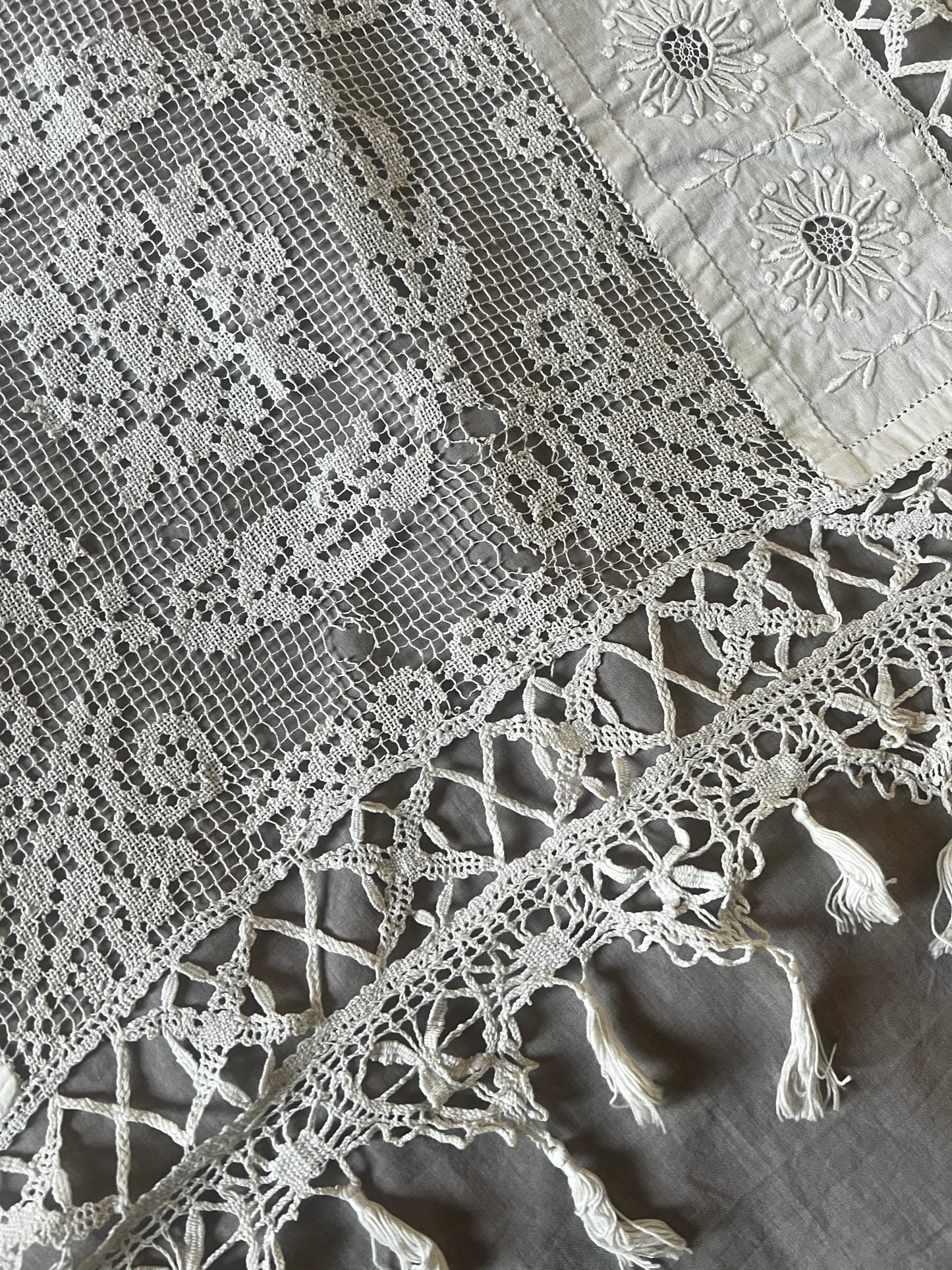 刺繍とレースの飾り布