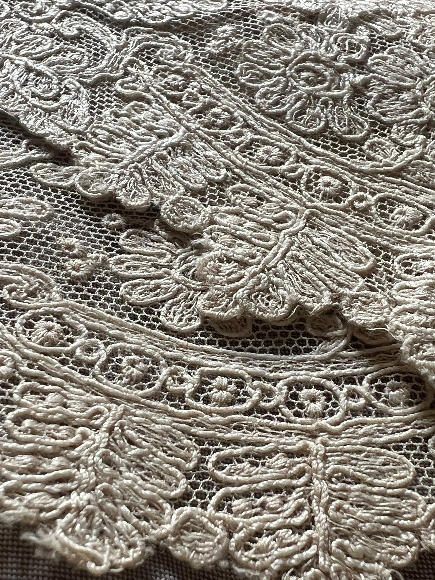 チュール刺繍レース