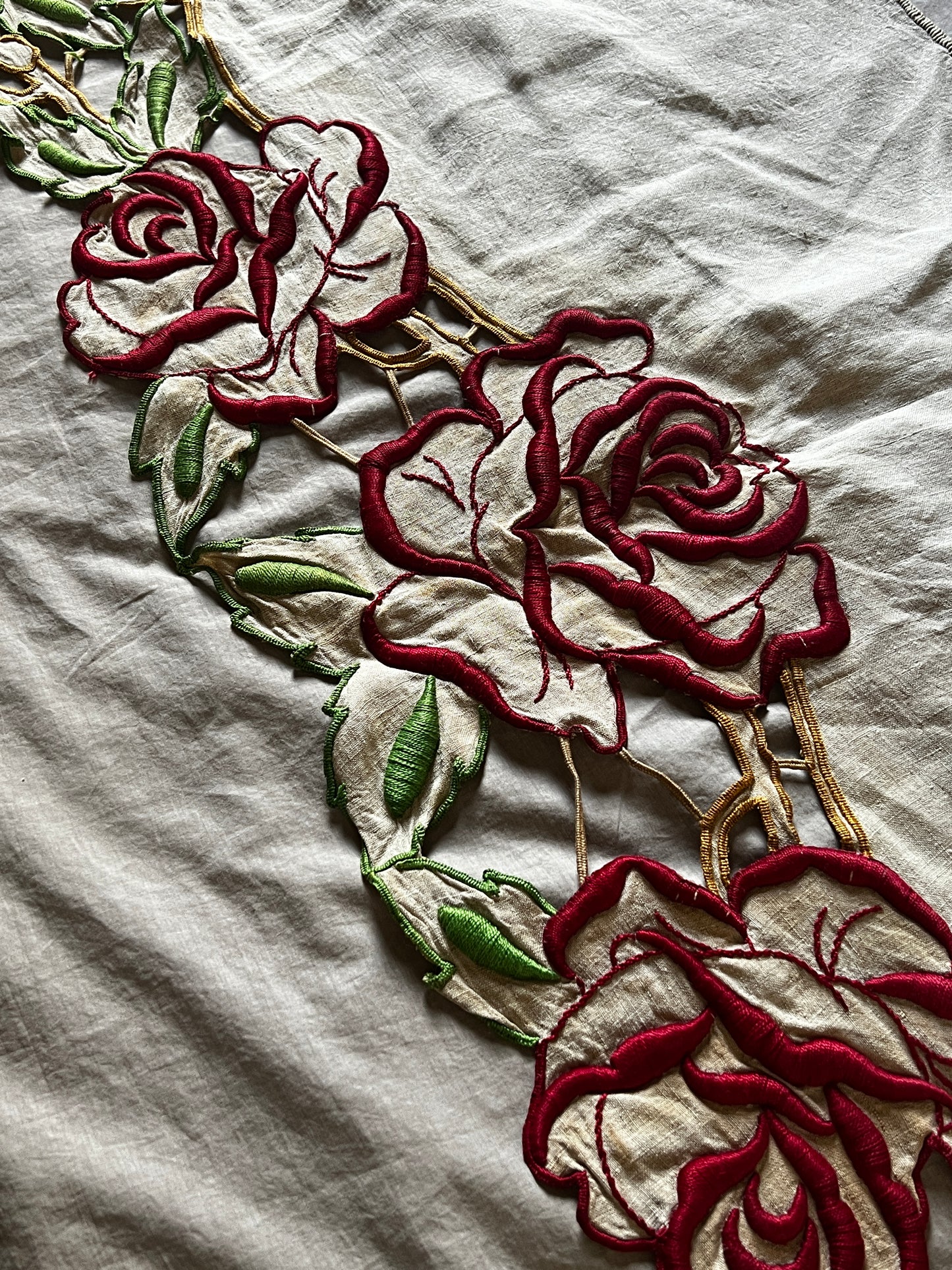 薔薇の刺繍の棚飾り