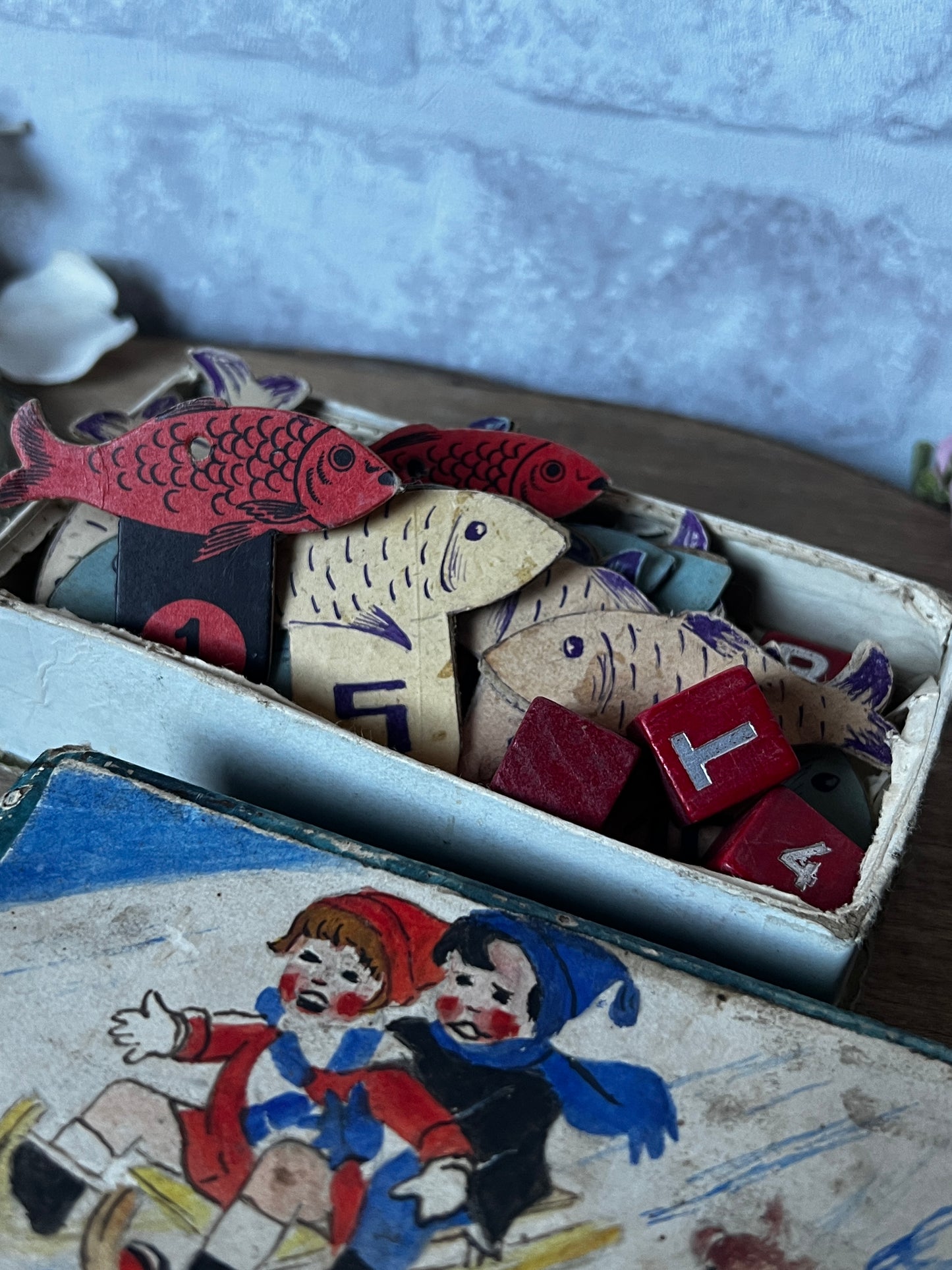 紙箱入りおもちゃ