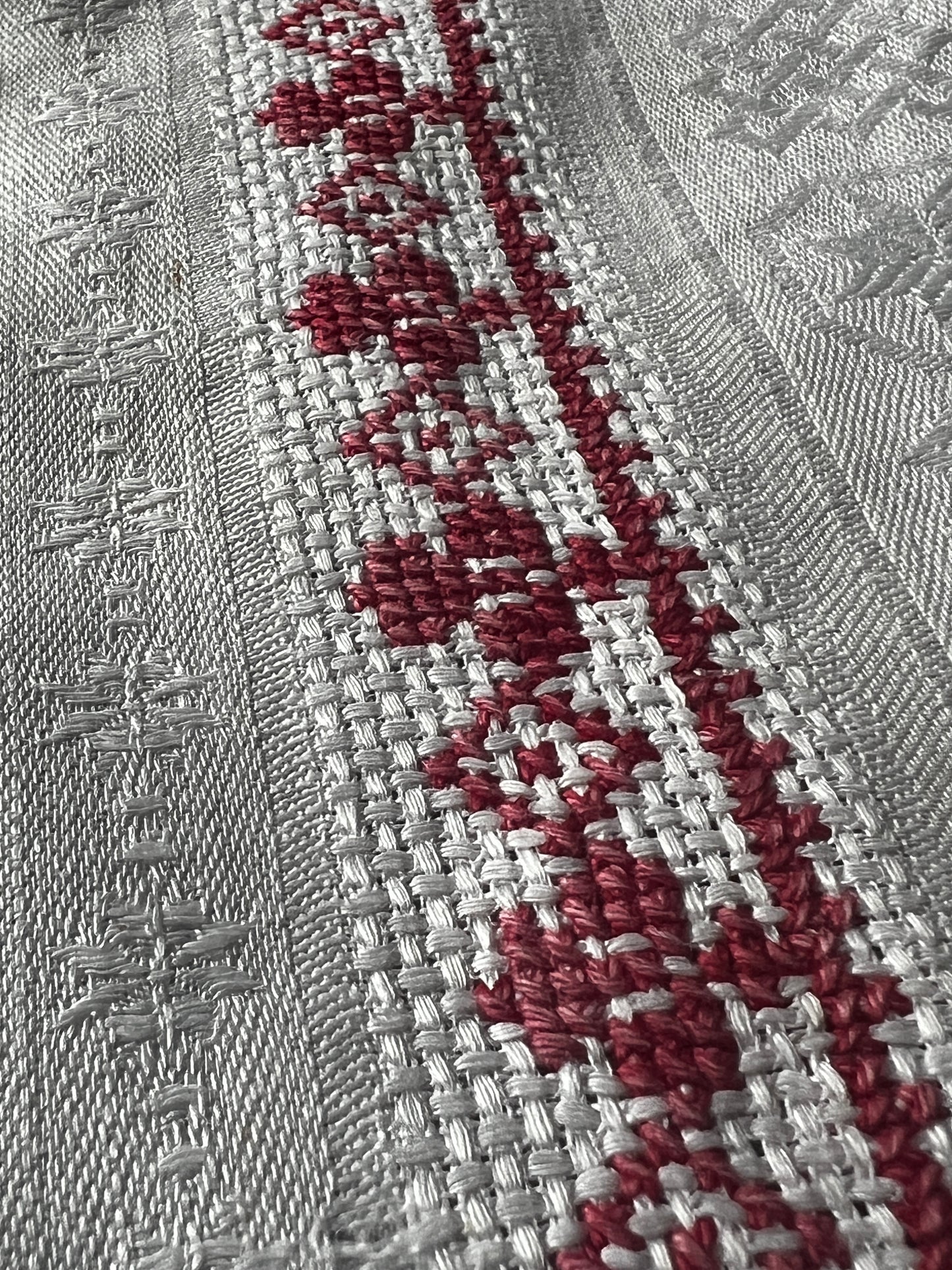 赤糸刺繍ダマスククロス