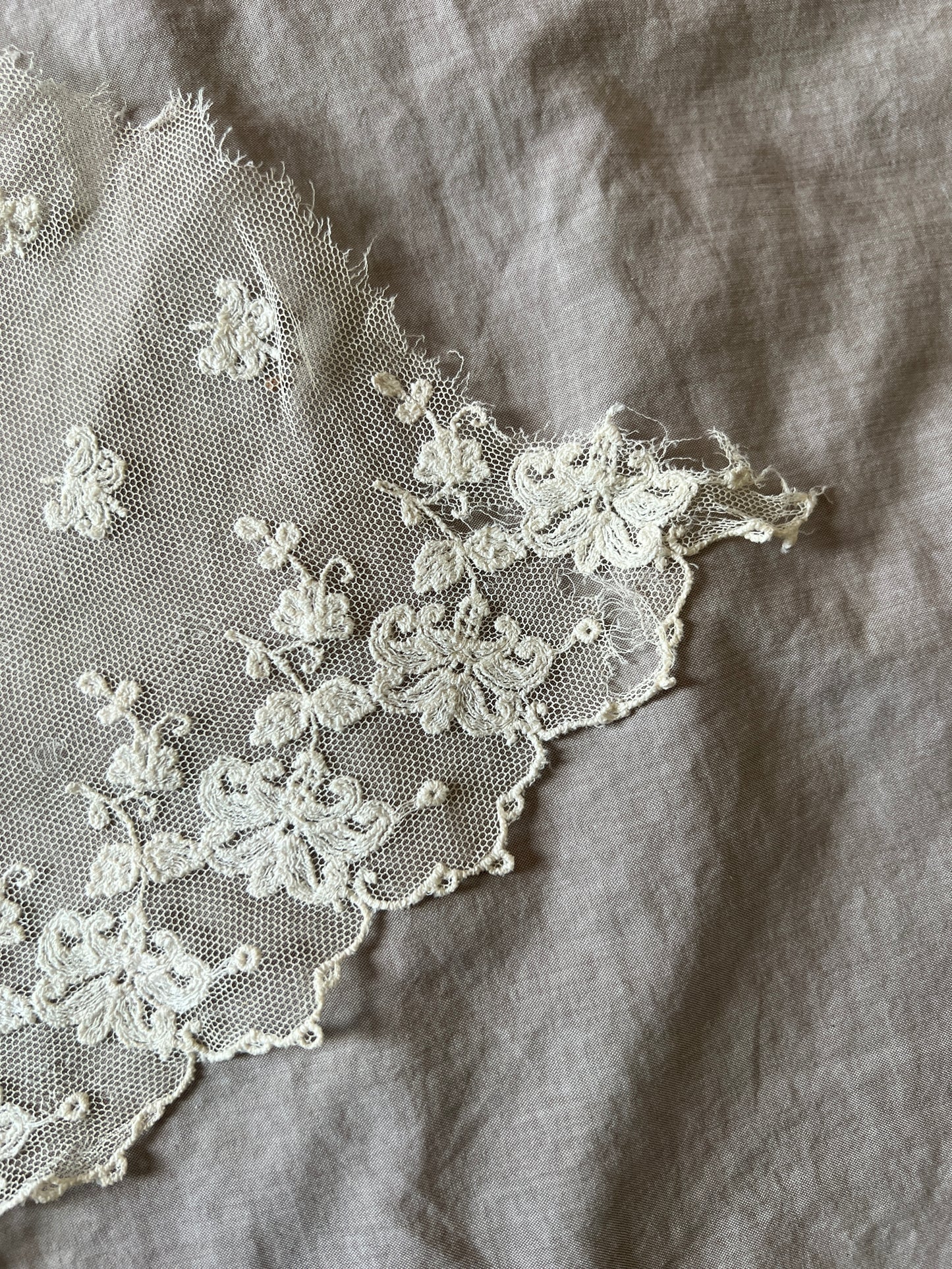 チュール刺繍レース端布