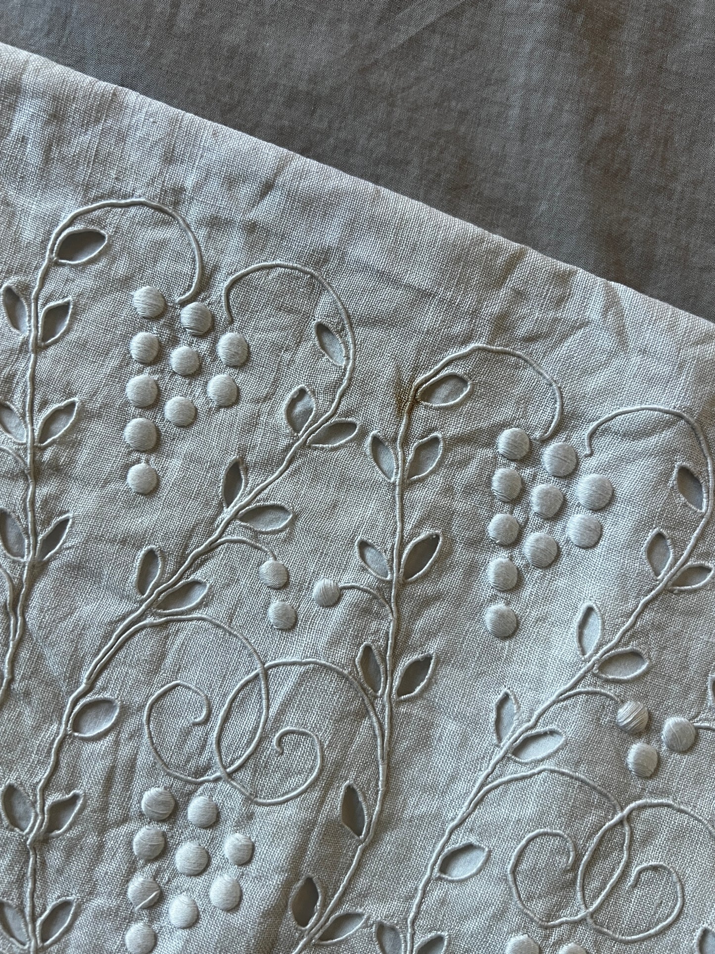 白刺繍のランジェリーサック