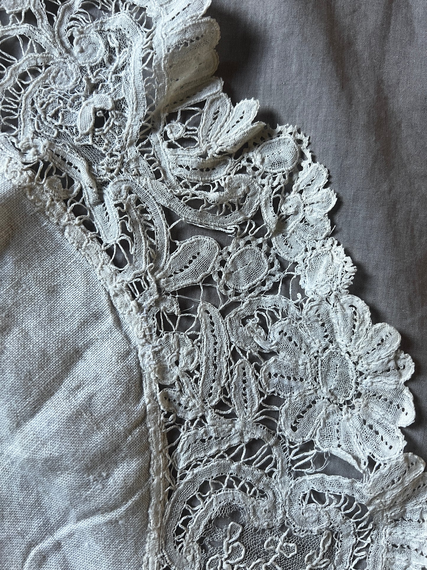 デュシェスレースの円形クロス