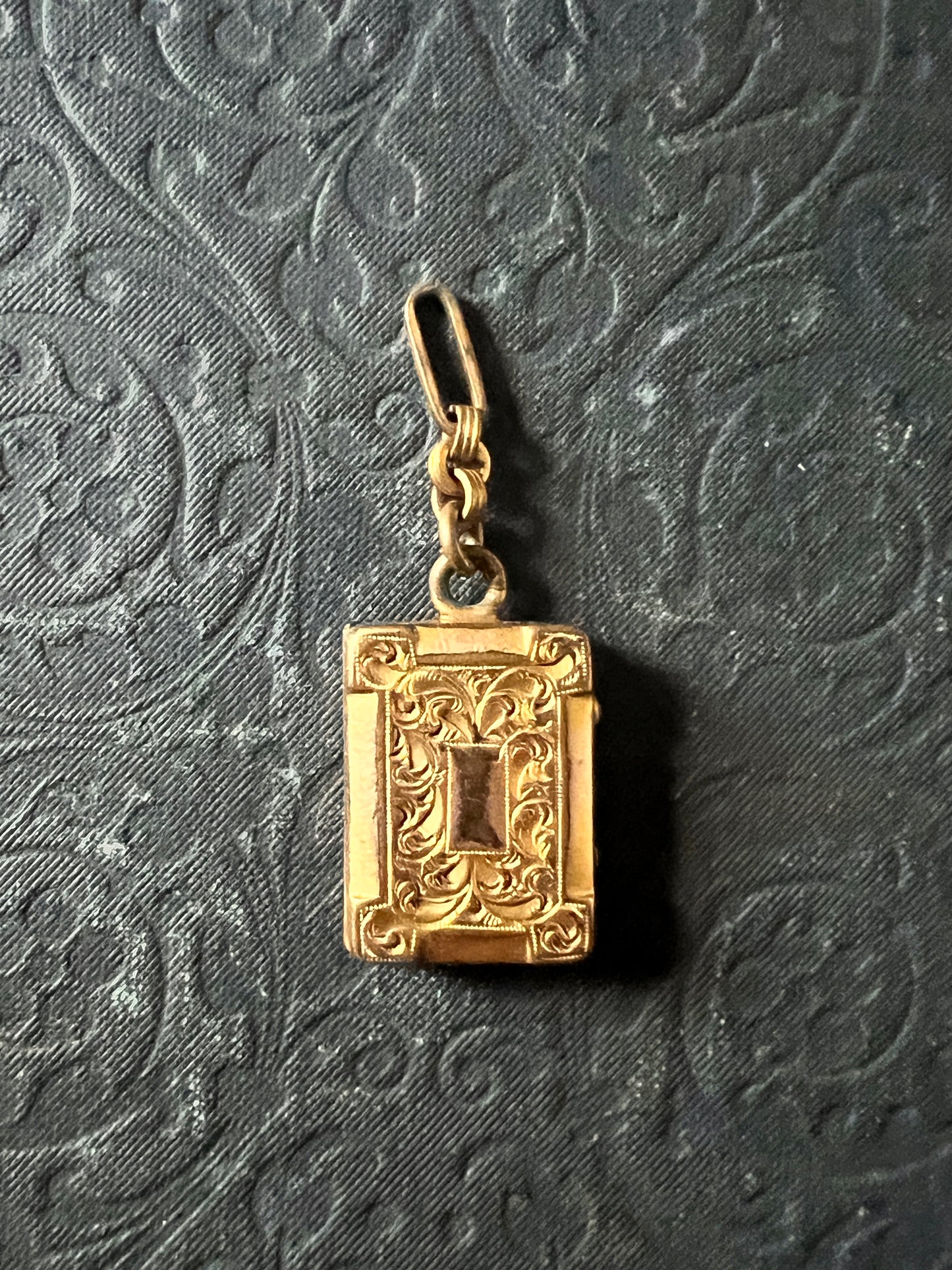 真鍮製ロケットチャーム