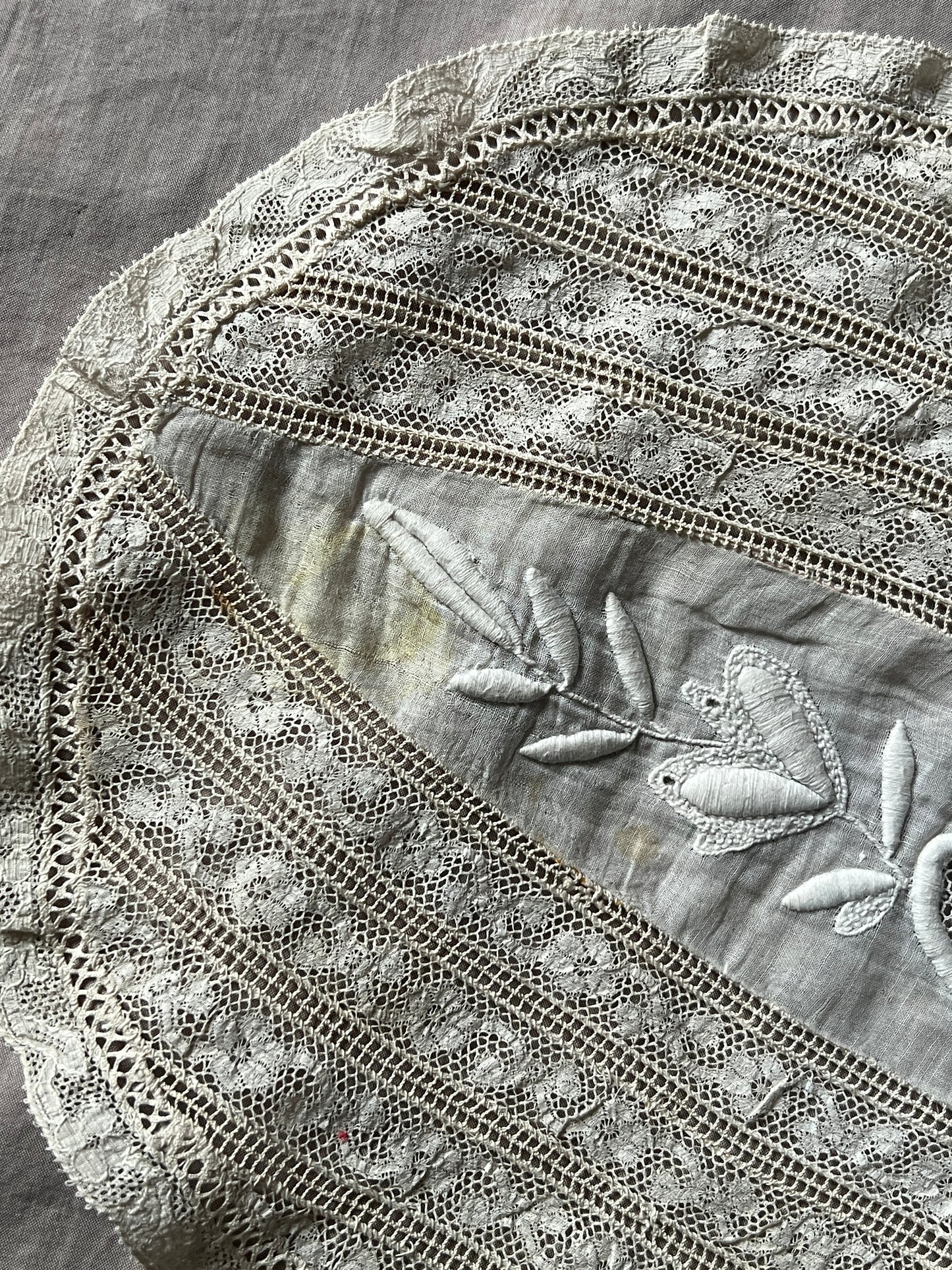 刺繍とレースの楕円クロス
