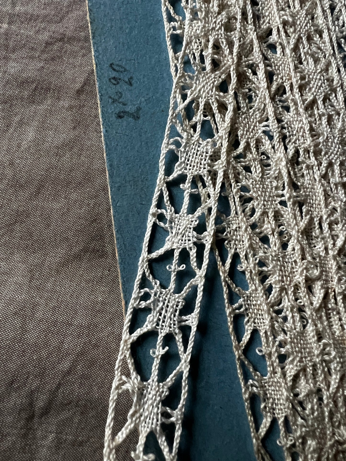 台紙巻きボビンレース