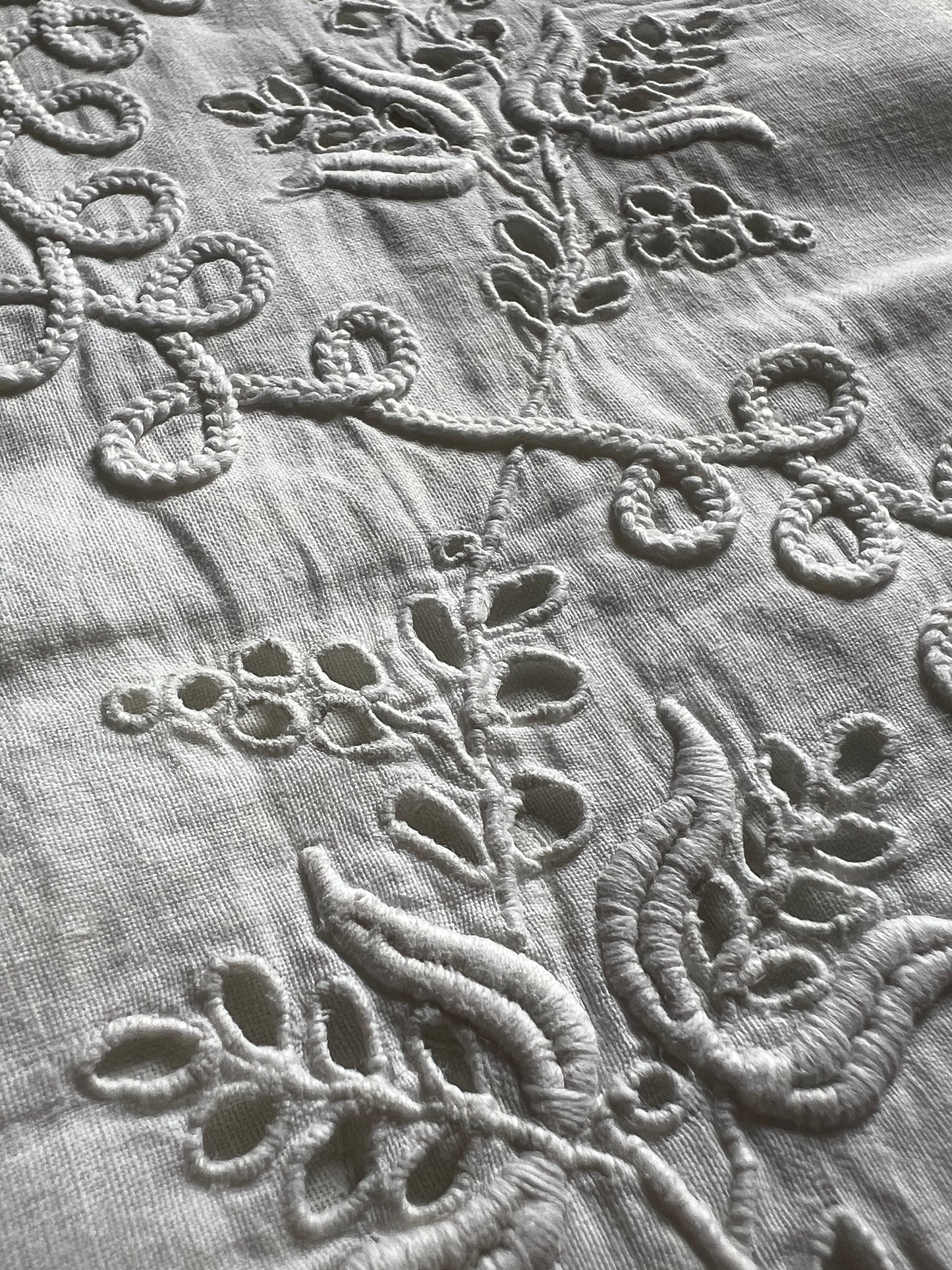 白刺繍ドレス裾