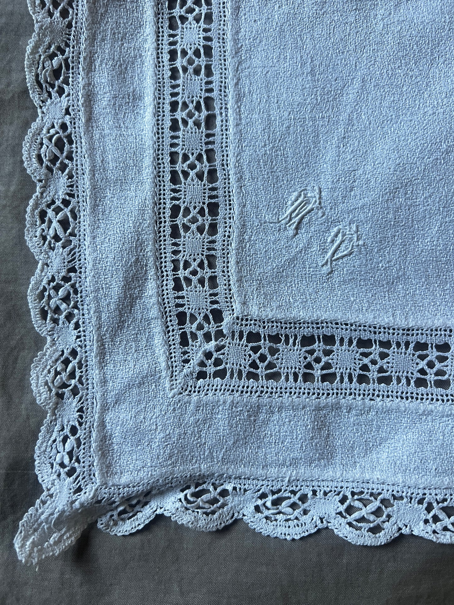 モノグラム刺繍入りクロス