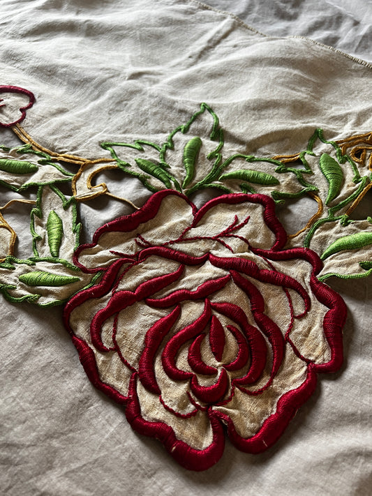 薔薇の刺繍の棚飾り