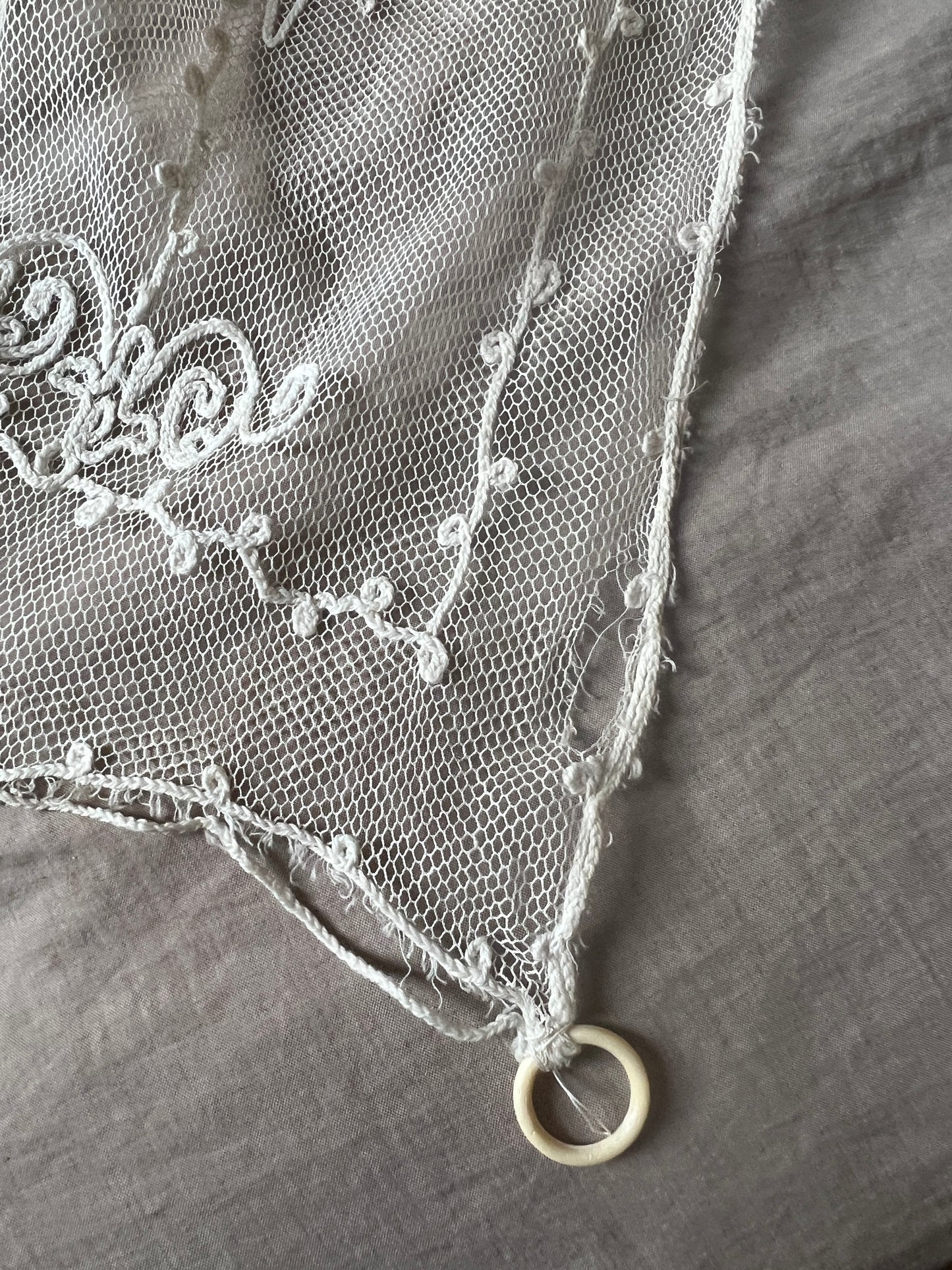コルネリー刺繍のカーテン